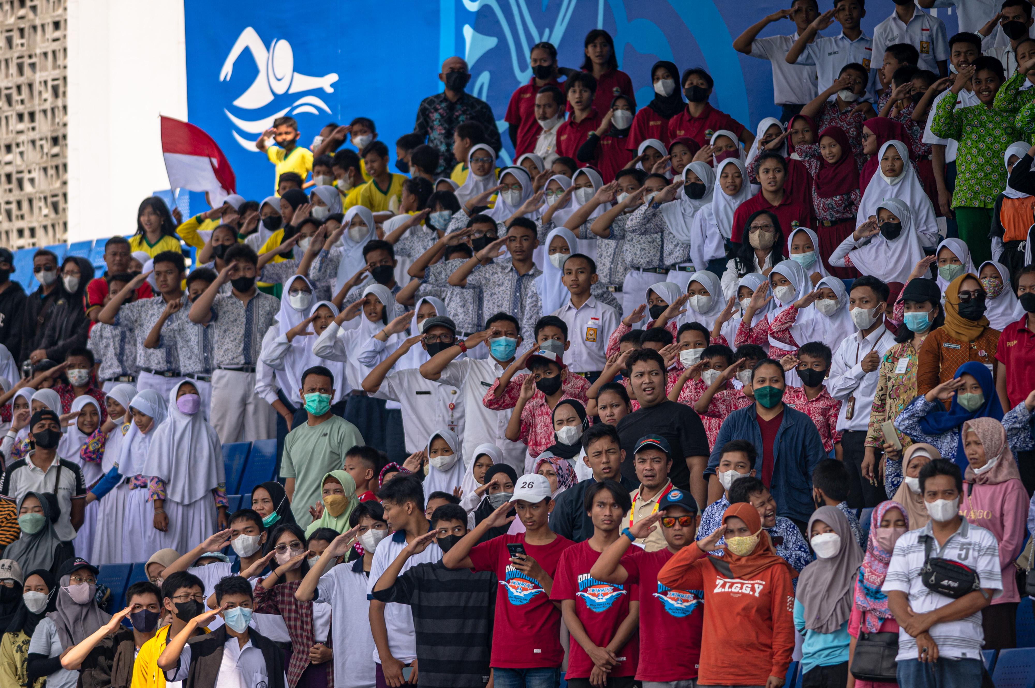 Sejumlah warga dan pelajar memberikan penghormatan saat upacara penghormatan pemenang di kolam akuatik Jatidiri, Semarang, Jawa Tengah.
