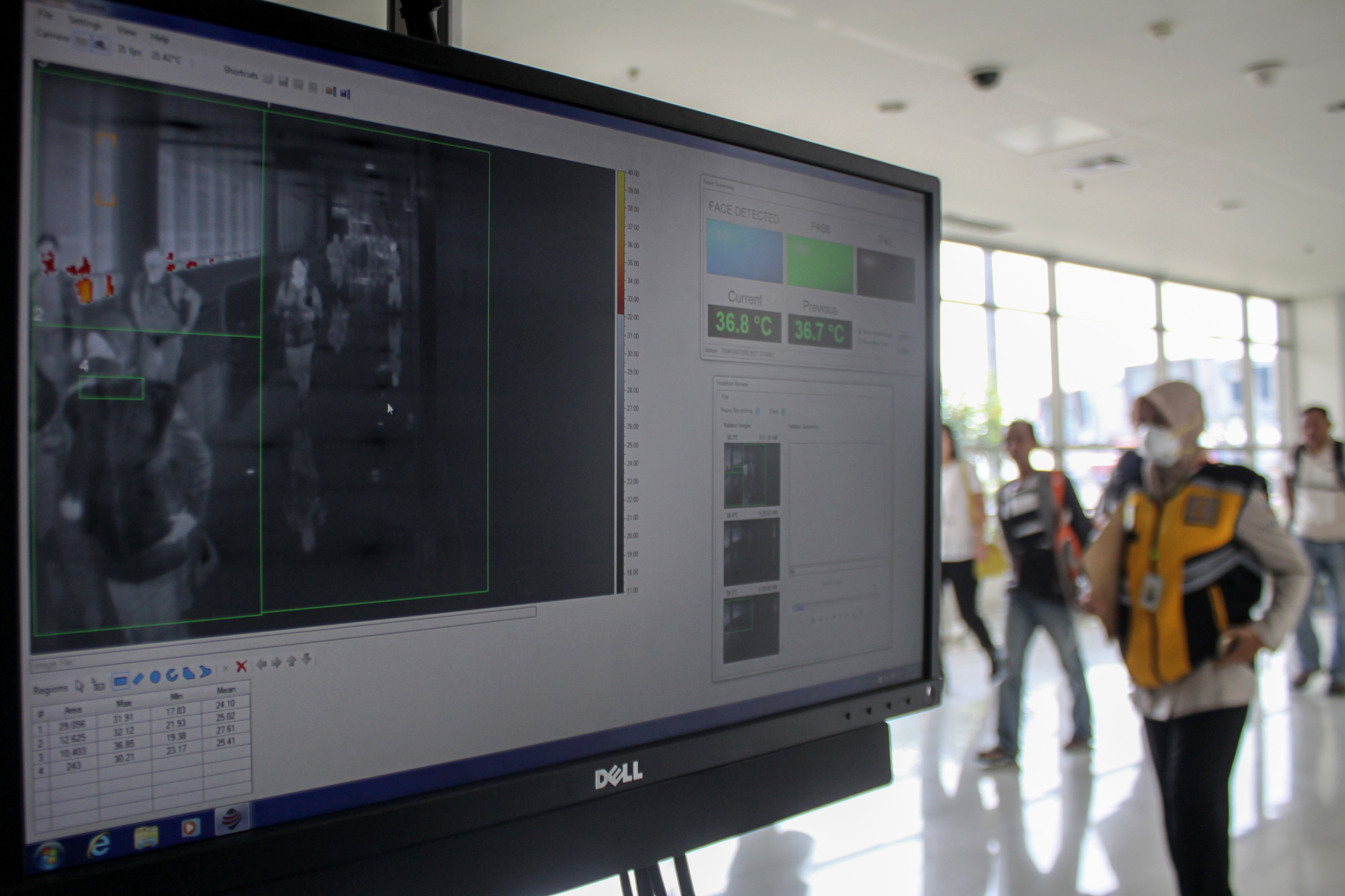 Foto alat pendeteksi suhu tubuh di Terminal 2 Bandara Juanda Surabaya di Sidoarjo, Jawa Timur, yang diambil pada Jumat (17/5).