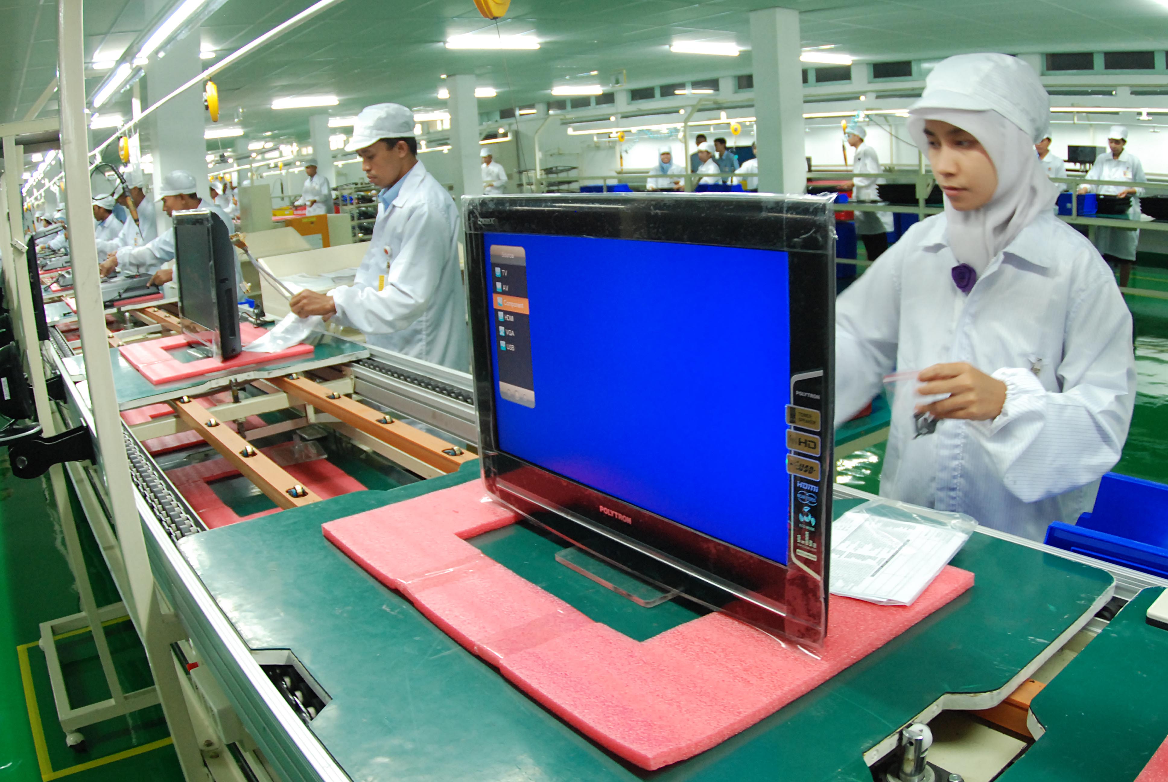 Ilustrasi kondisi kerja di fasilitas produksi Polytron