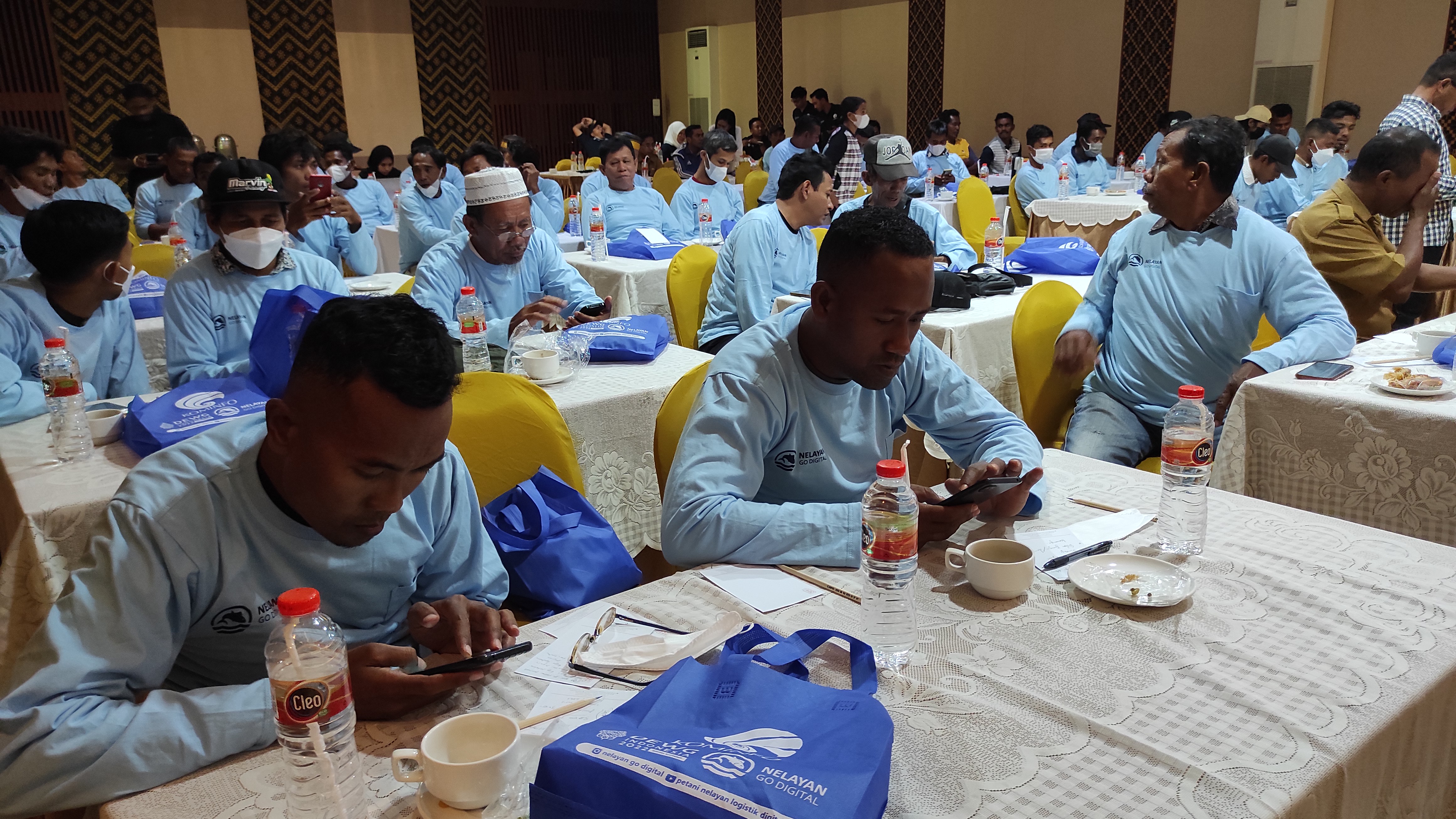 100 nelayan Kabupaten Sikka, NTT mengikuti pelatihan teknologi digital oleh Kominfo untuk mengoptimalkan hasil tangkapan ikan tuna dan cumi.