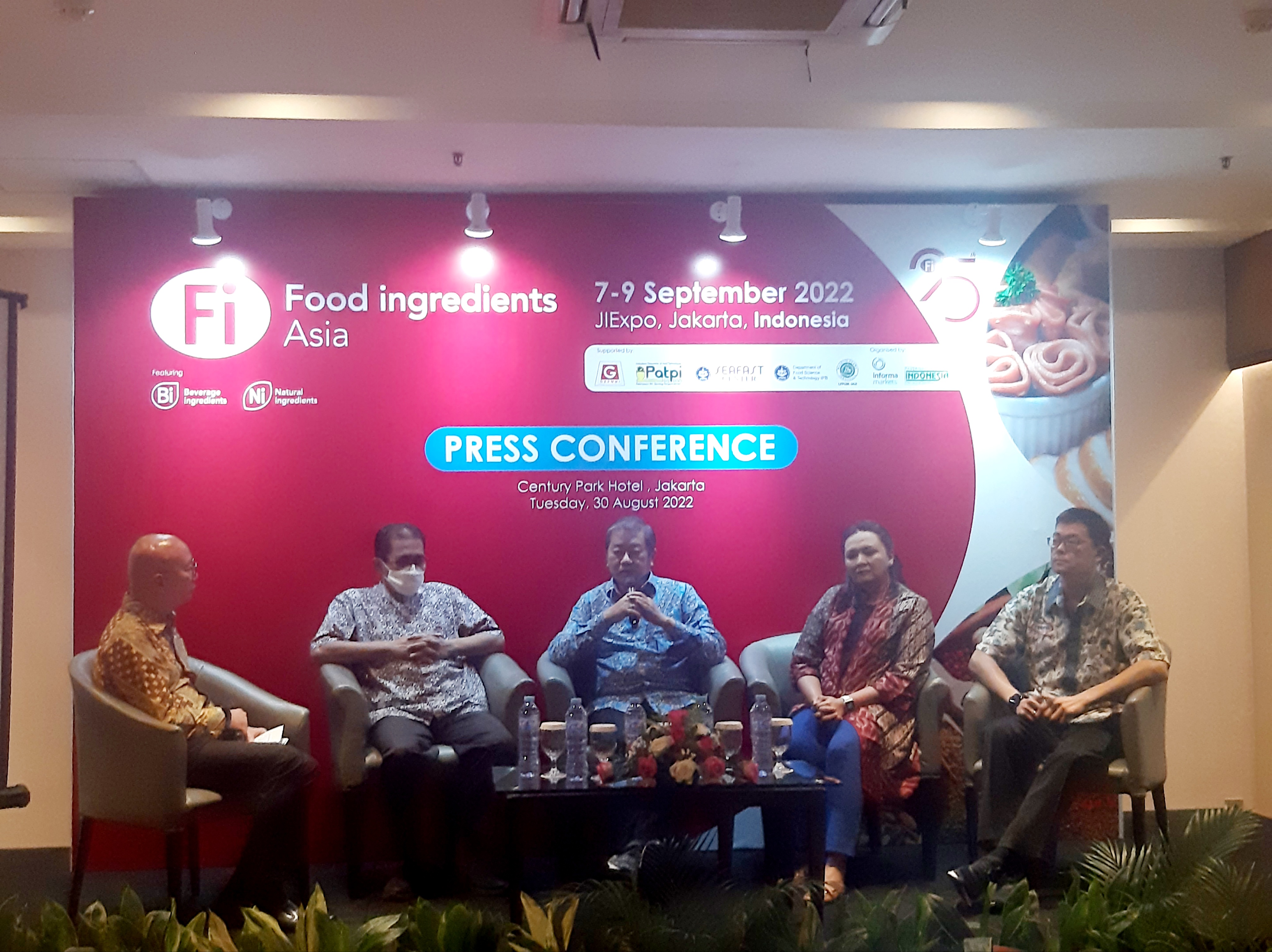 Ketua Gabungan Produsen Makanan dan Minuman Indonesia (Gapmmi) Adhi S. Lukman (tengah) dalam konferensi pers FOOD Ingredients Asia Indonesia