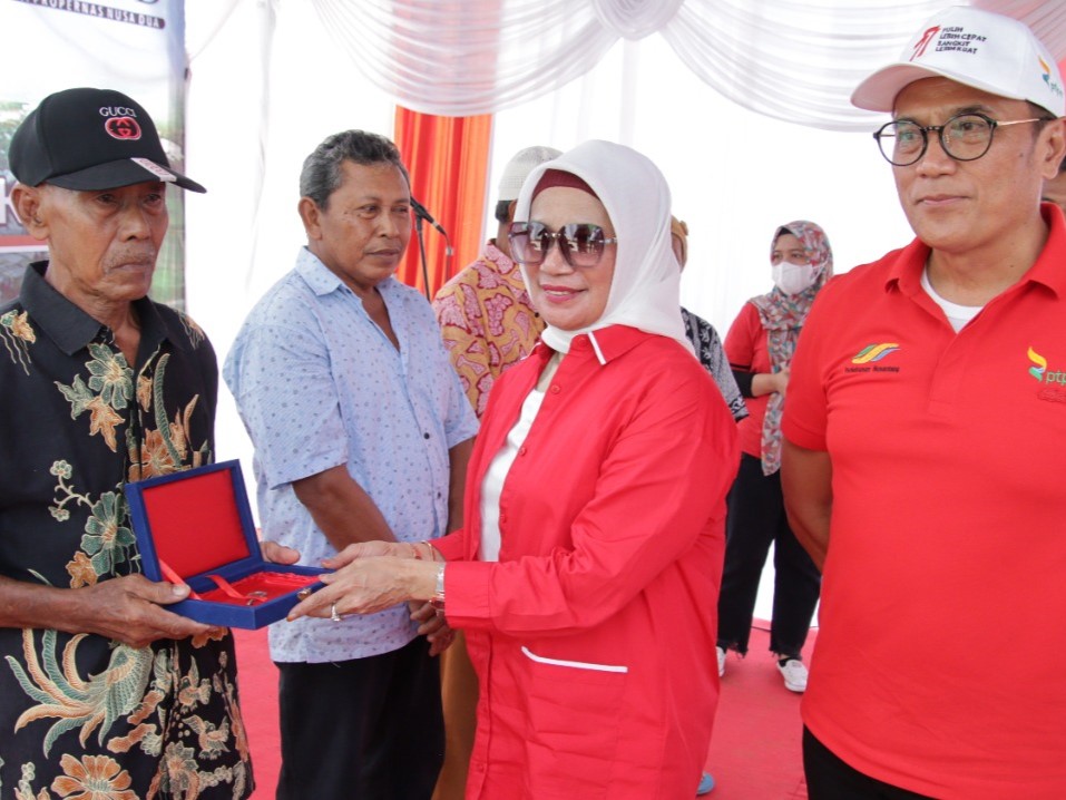 Penyerahan 30 rumah kepada pensiunan karyawan itu merupakan tahap pertama.