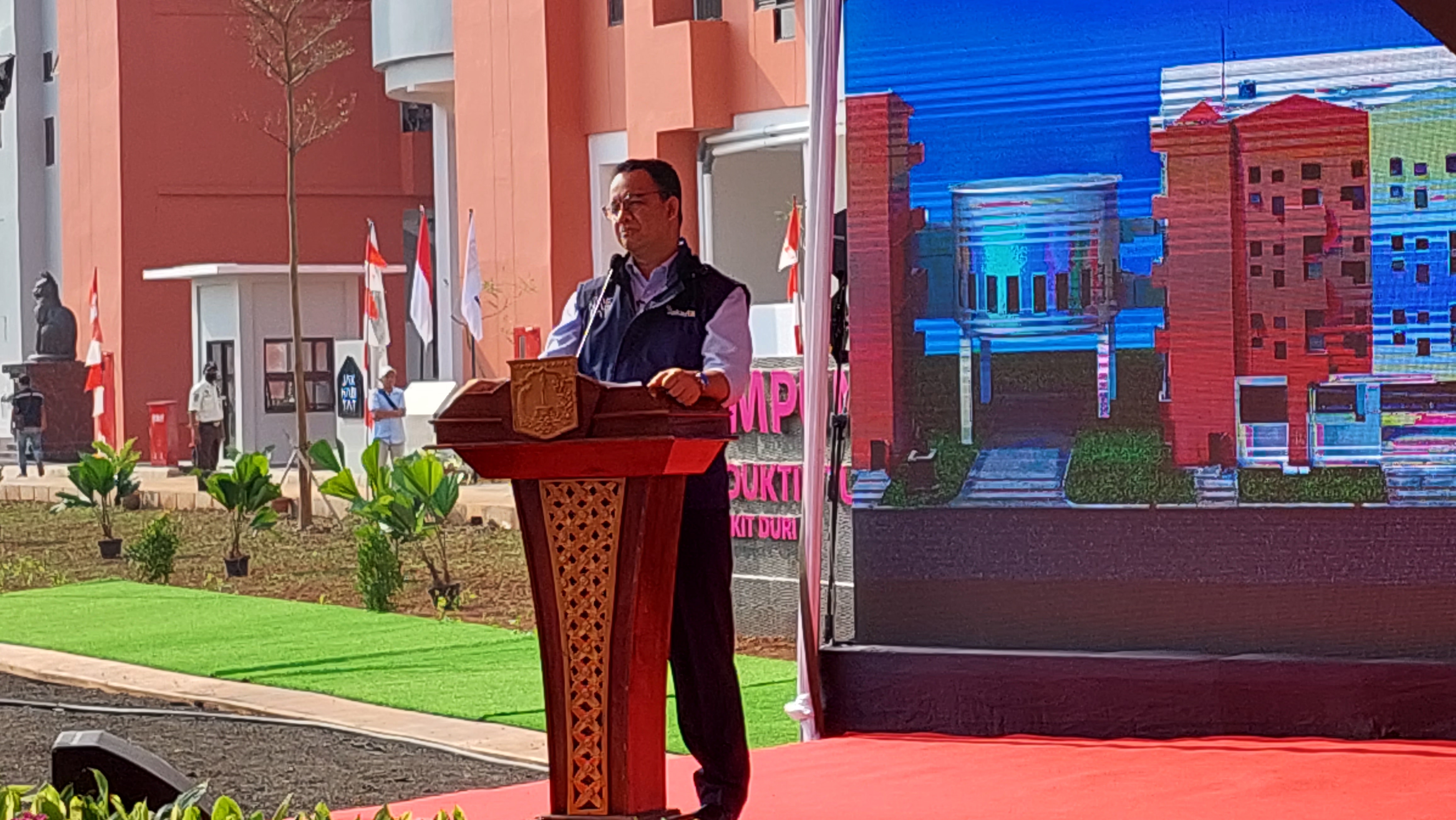 Gubernur DKI Jakarta Anies Baswedan saat meresmikan Kampung Susun Produktif Tumbuh Cakung, Kamis (25/8).