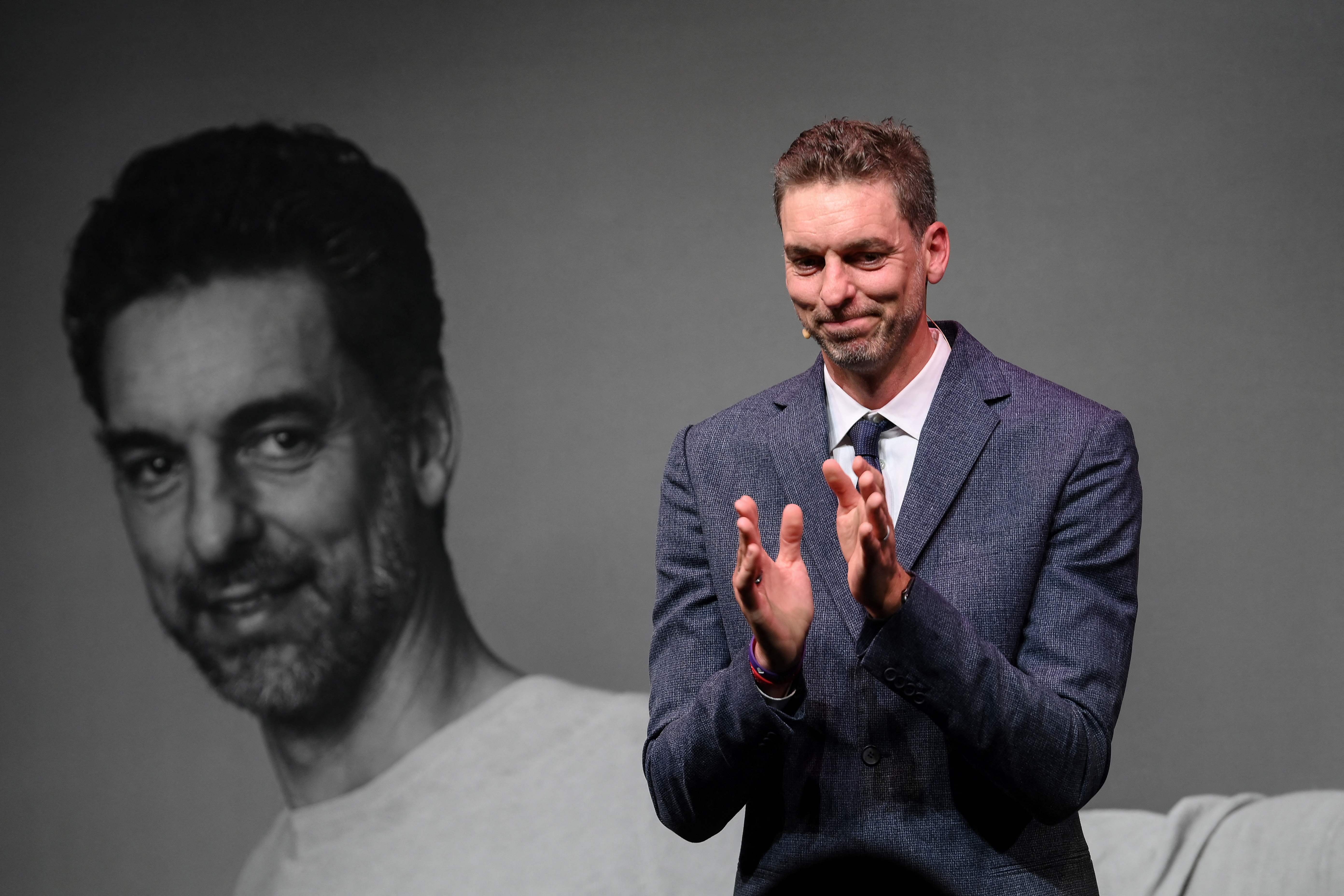 Pau Gasol kala mengumumkan dirinya pensiun di Barcelona, Spanyol, 5 Oktober 2021.