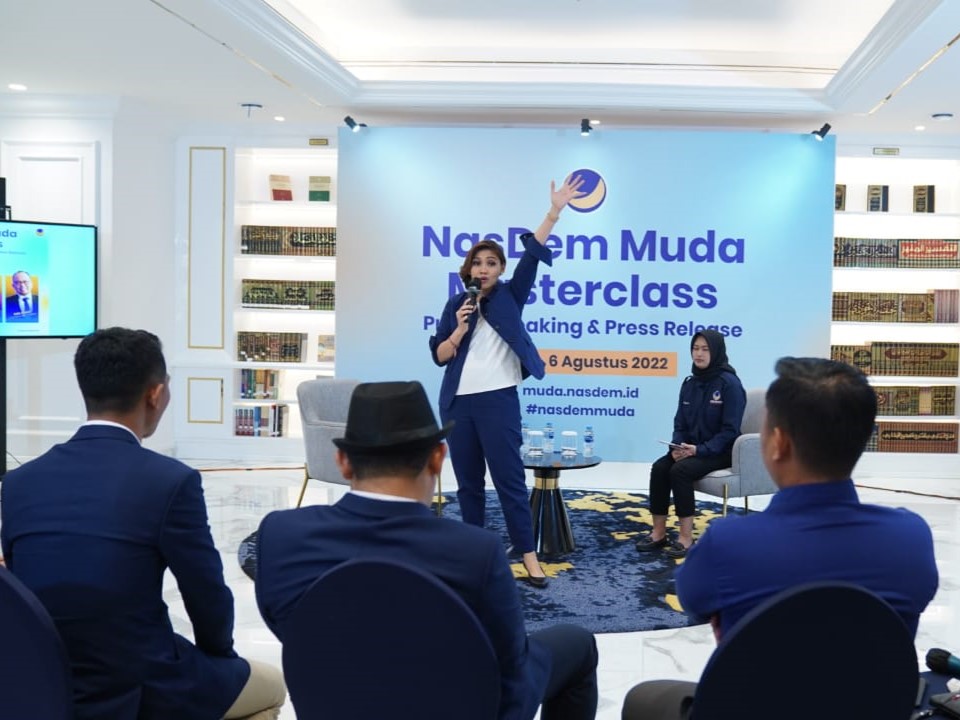 Kader Muda Nasdem Tingkatkan Kemampuan Public Speaking dan Siaran Pers 