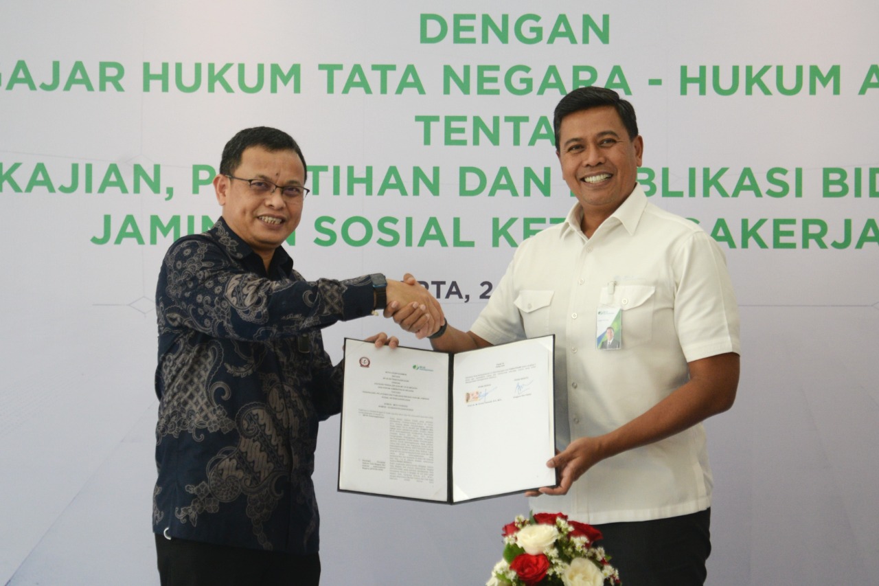 Direktur Utama BPJAMSOSTEK Anggoro Eko Cahyo dan Ketua Umum APHTN-HAN Guntur Hamzah di gedung Plaza BPJAMSOSTEK, Jakarta.