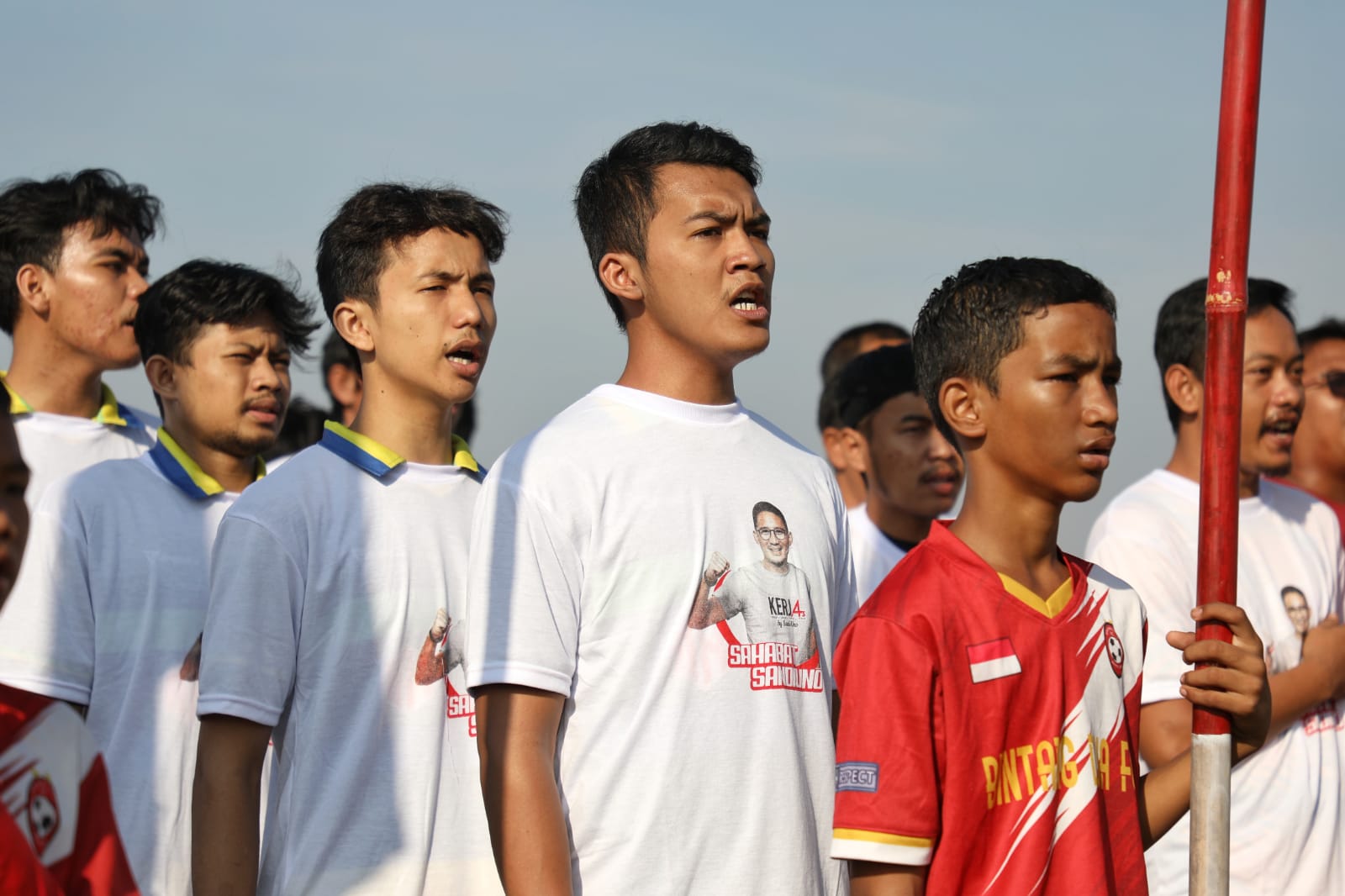 Relawan Sahabat Sandiuno Jakarta menggelar perlombaan sepak bola dalam rangka memeriahkan HUT ke 77 RI, di Jakarta Utara.