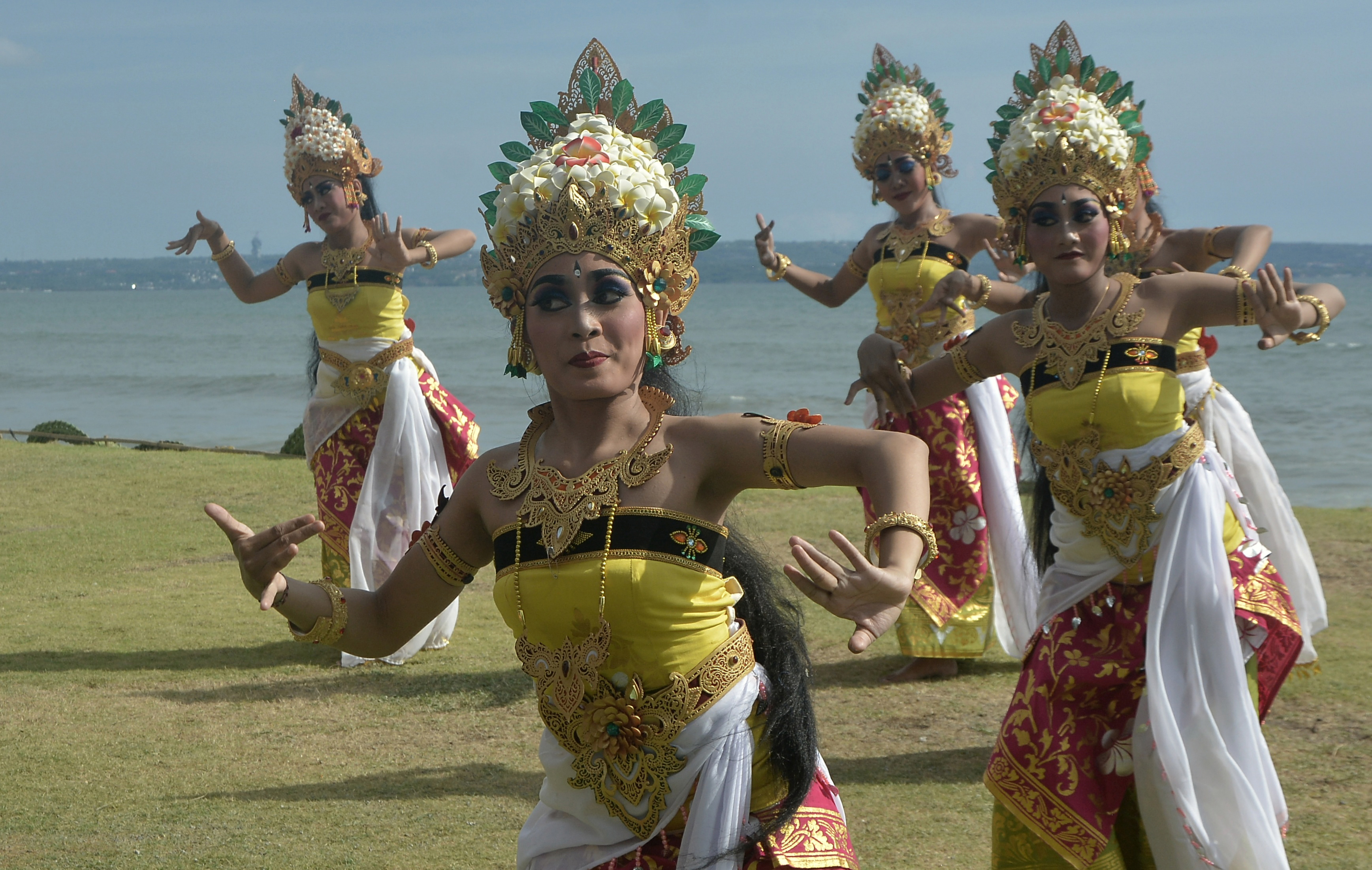 Sejumlah penari tampil pada pembukaan Berawa Beach Arts Festival di Pantai Berawa, Tibubeneng, Badung, Bali, Kamis (22/2).