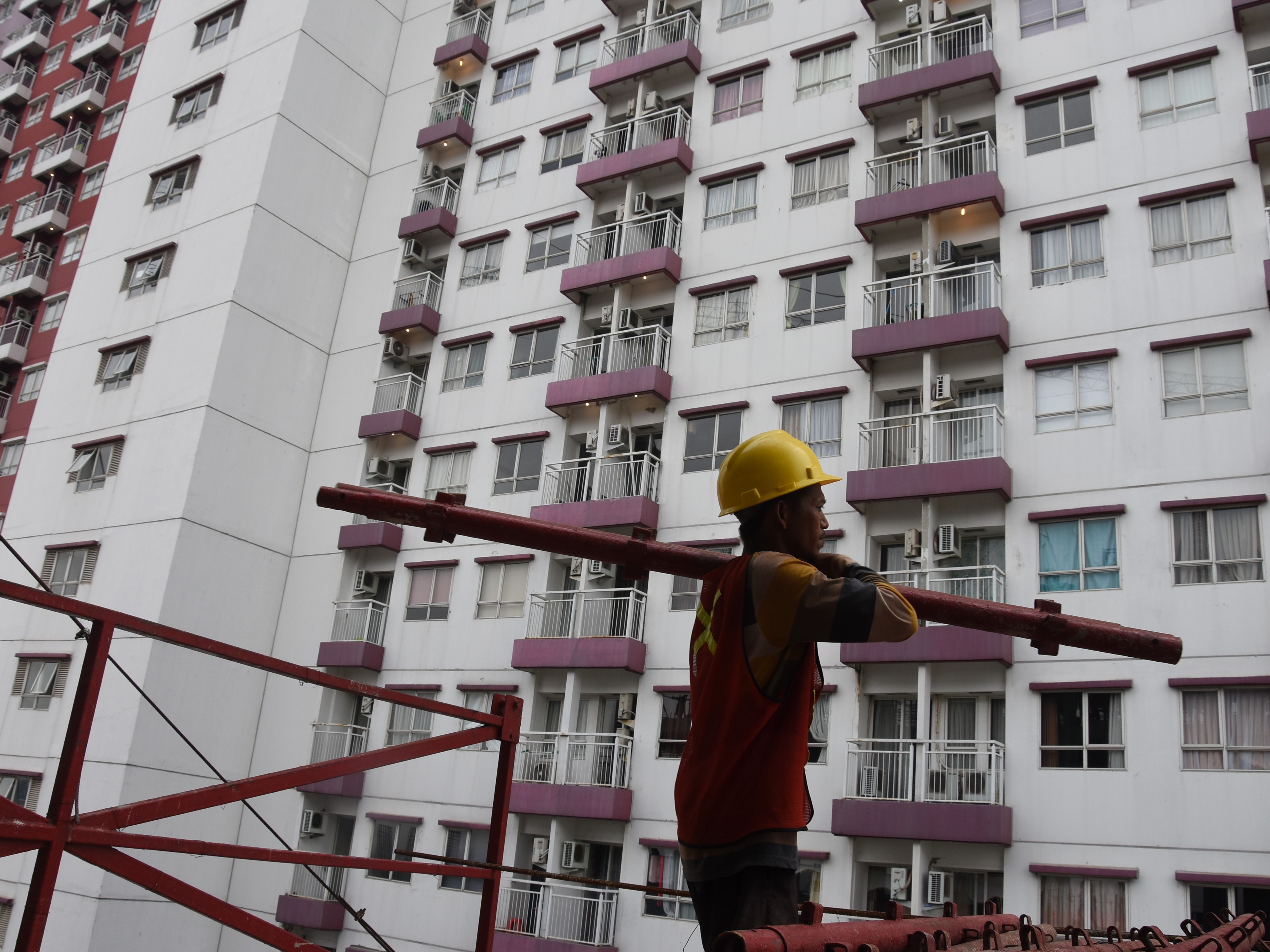 Pekerja menggarap pembangunan proyek apartemen Grand Taman Melati Margonda 2 (GTMM2) di Depok, Jawa Barat, Senin (23/10).