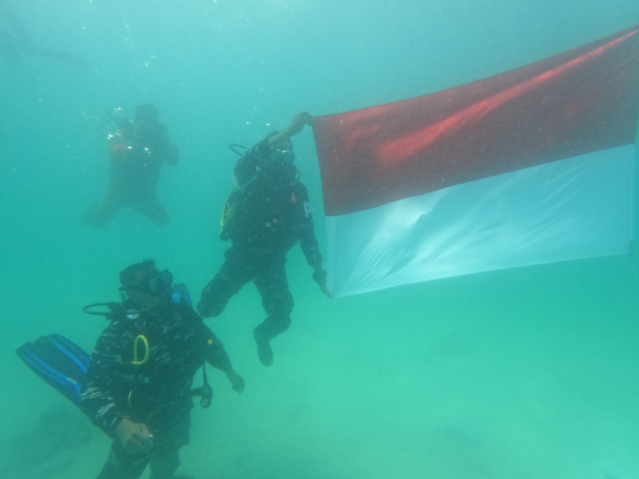 HUT RI: Pengibaran bendera Merah Putih di bawah laut oleh anggota Lanal Labuan Bajo dan komunitas penyelam di Manggarai, NTT, Rabu (17/8)