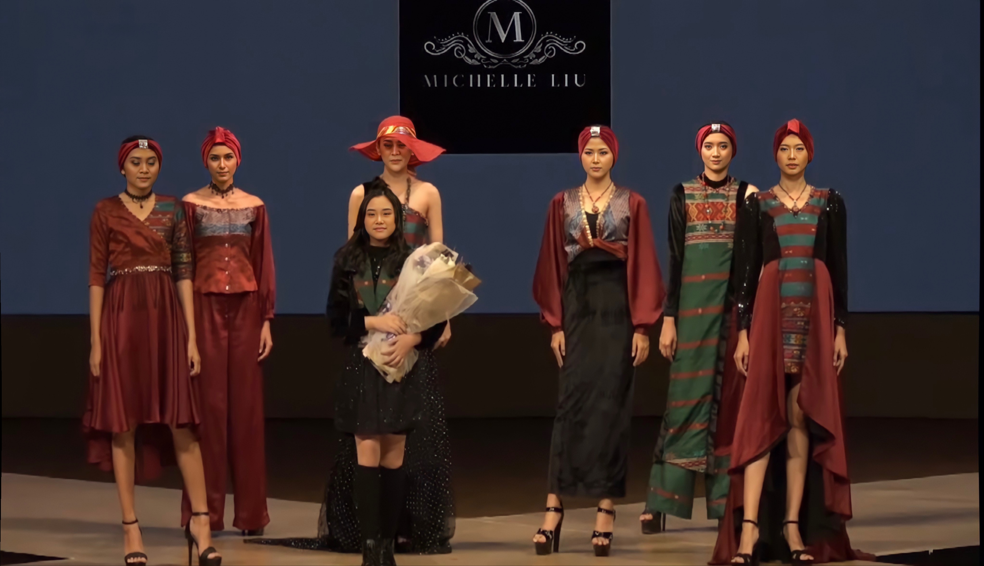 Michelle Liu bersama para model yang memeragakan rancangannya