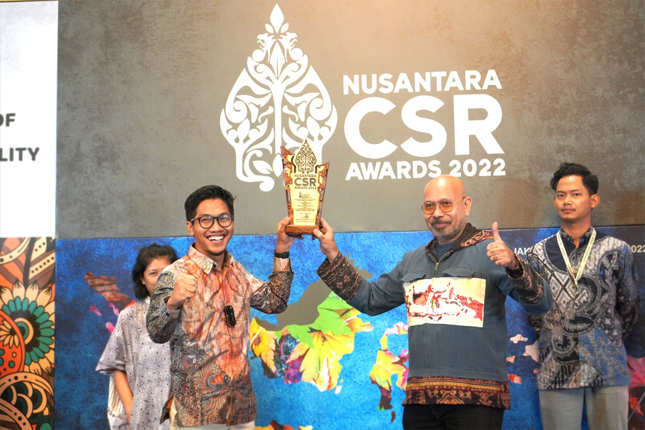 La Tofi (dua dari kanan)  serahkan Penghargaan Nusantara CSR Awards 2022 pada Hendra, Departemen Komunikasi dan Hukum Semen Gresik.