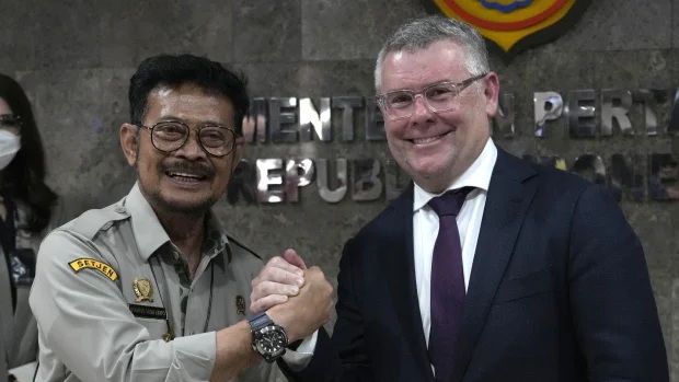 Menteri Pertanian Australia Murray Watt (kanan) bersama Menteri Pertanian Indonesia Syahrul Yasin Limpo.