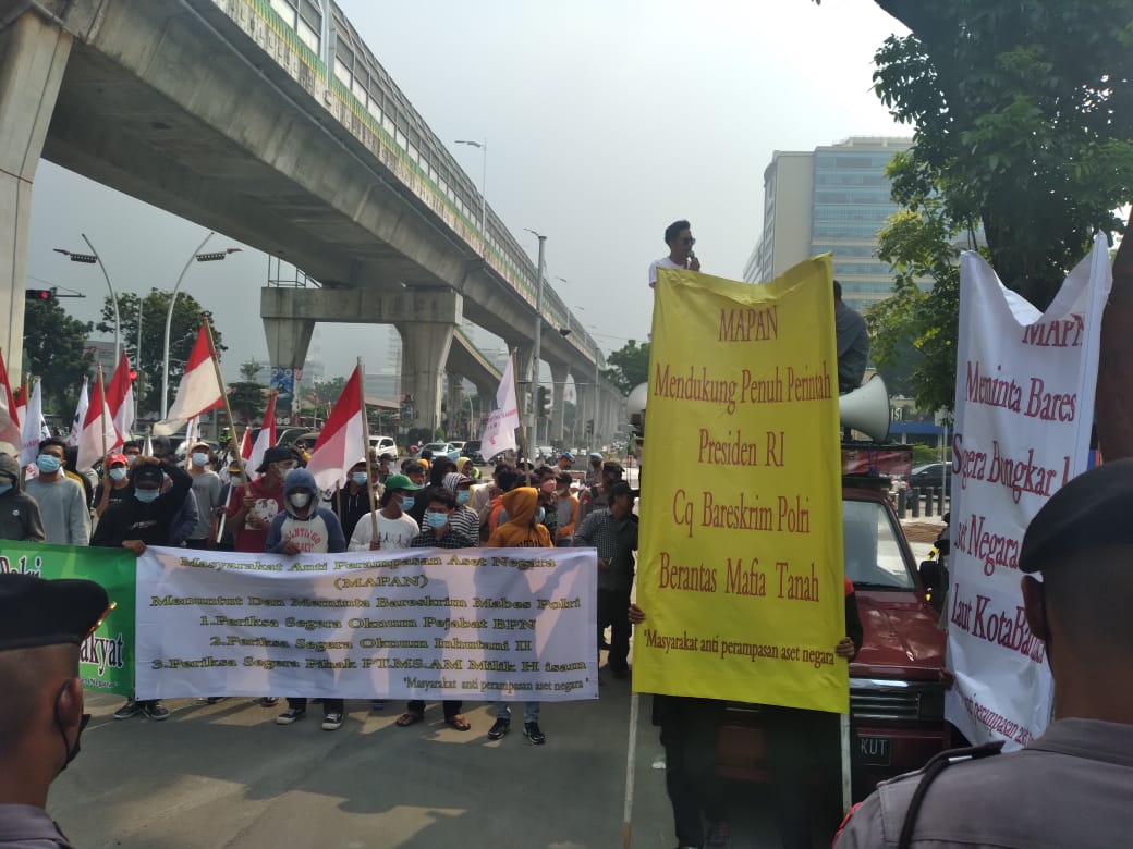 Aksi kelompok masyarakat bernama Mapan yang digelar di depan Mabes Polri mendukung penuntasan dugaan kasus mafia tanah
