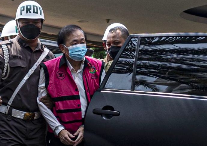 Tersangka kasus dugaan korupsi Surya Darmadi (tengah).