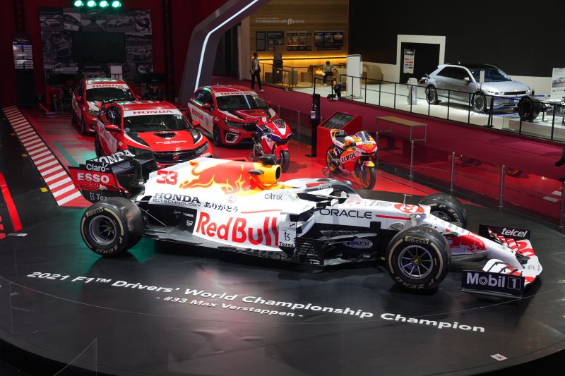 Mobil balap Formula 1 (F1) milik tim Red Bull Racing Honda di pameran Gaikindo International Indonesia Auto Show (GIIAS) 2022.