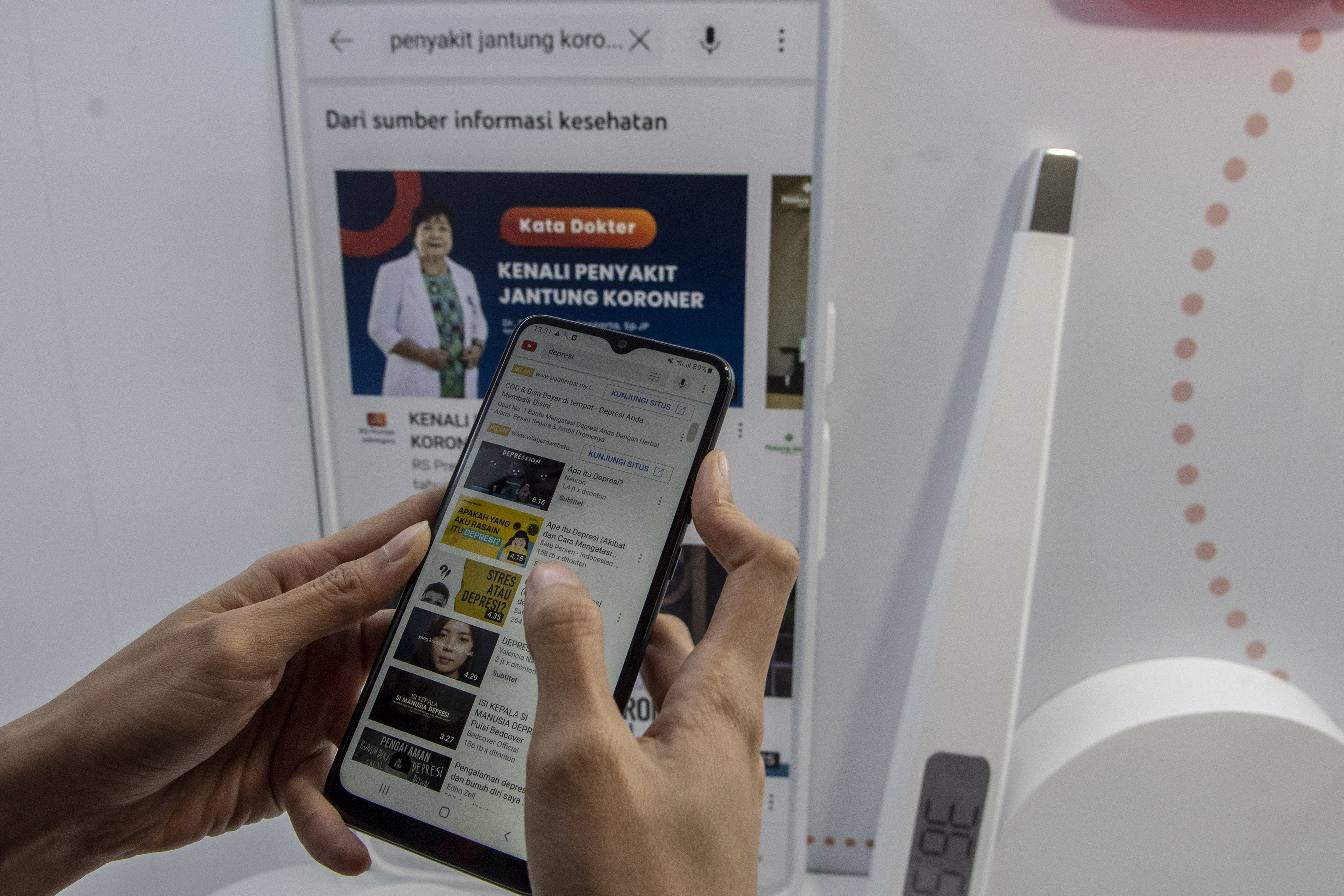 Model menunjukan fitur YouTube Health - PERIKSA (Penyedia Ragam Informasi Kesehatan Anda) saat peluncurannya di Jakarta.