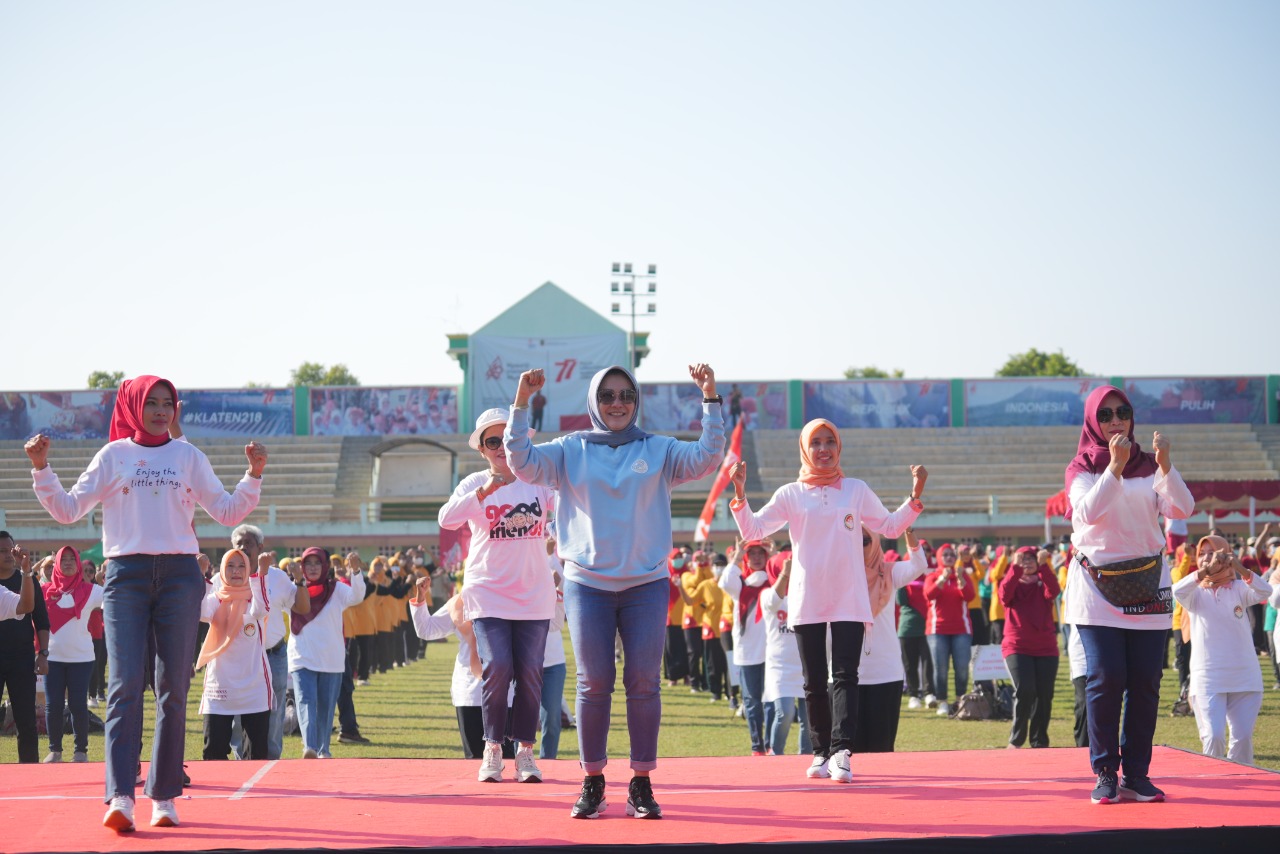 Tenaga kesehatan di Klaten, Jawa Tengah, menggelar senam bersama 