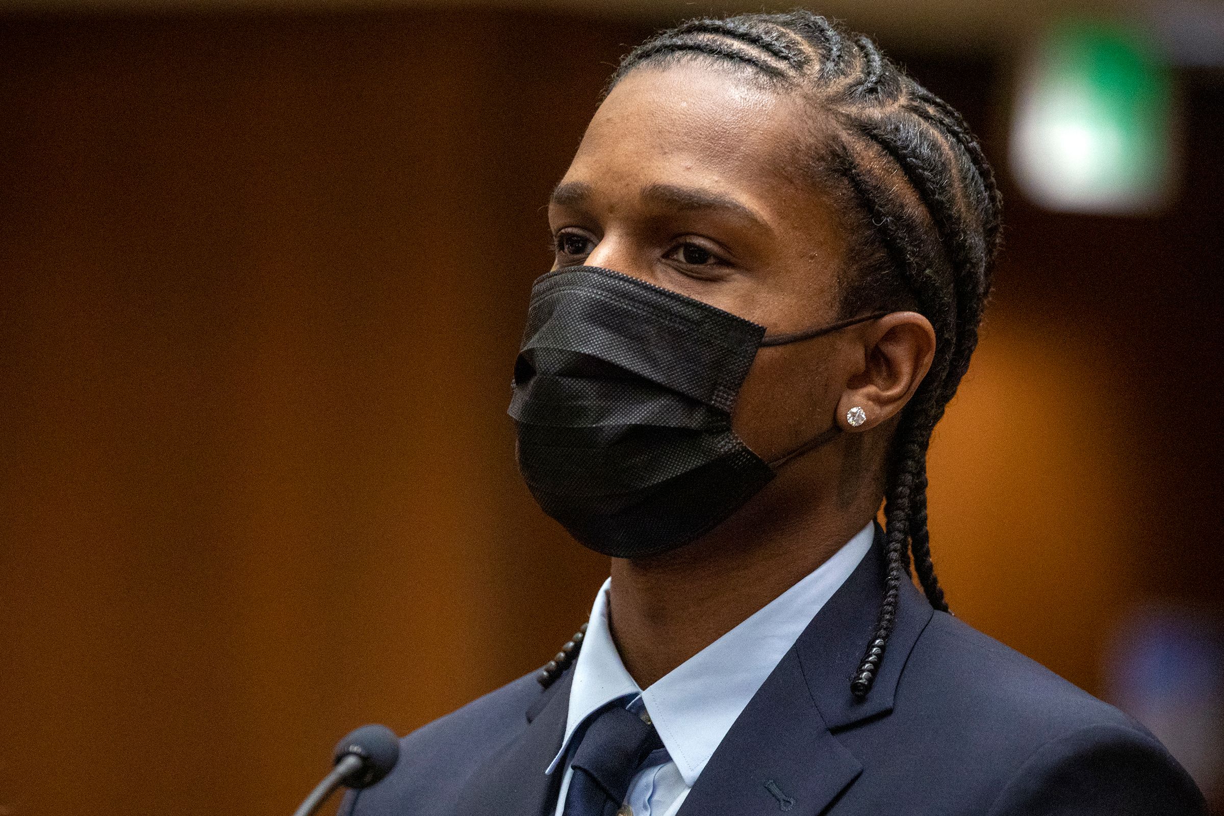 Rapper A$AP Rocky hadir di pengadilan untuk sidang dakwaan penyerangan menggunakan senjata api.