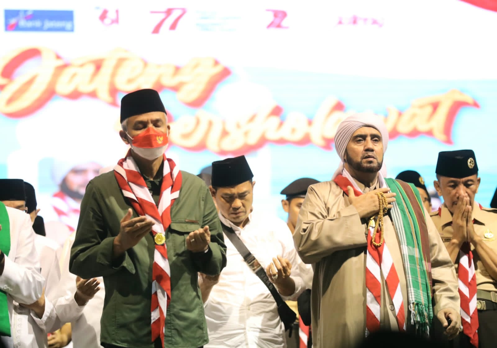 Gubernur Jateng Ganjar Pranowo dan Habib Syech bin Abdul Qodir Assegaf menghadiri acara Pramuka Jateng Berselawat di Tegal, Jateng.