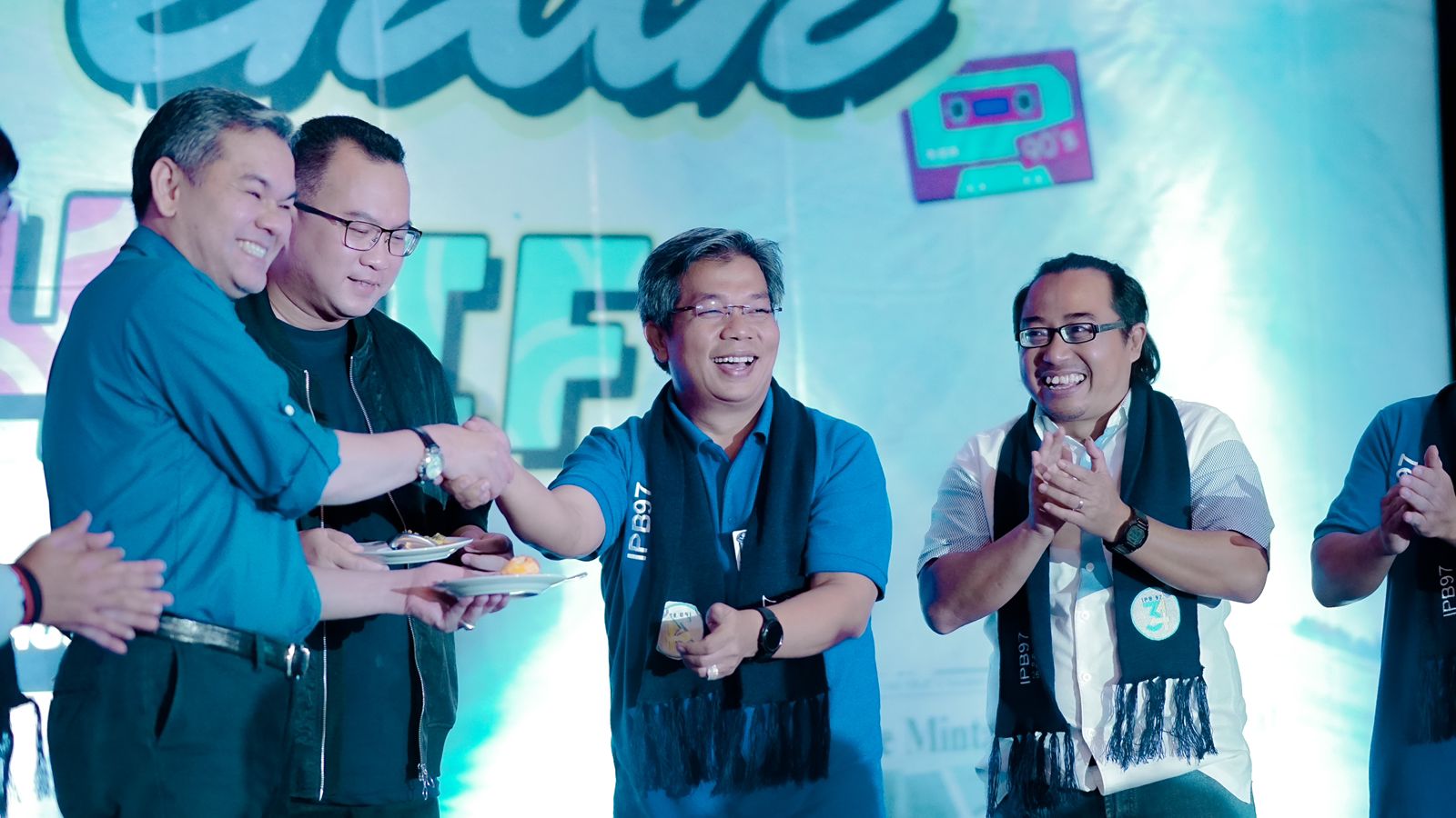 Alumni IPB Angkatan 34 menggelar reuni dan menyerahkan beasiswa