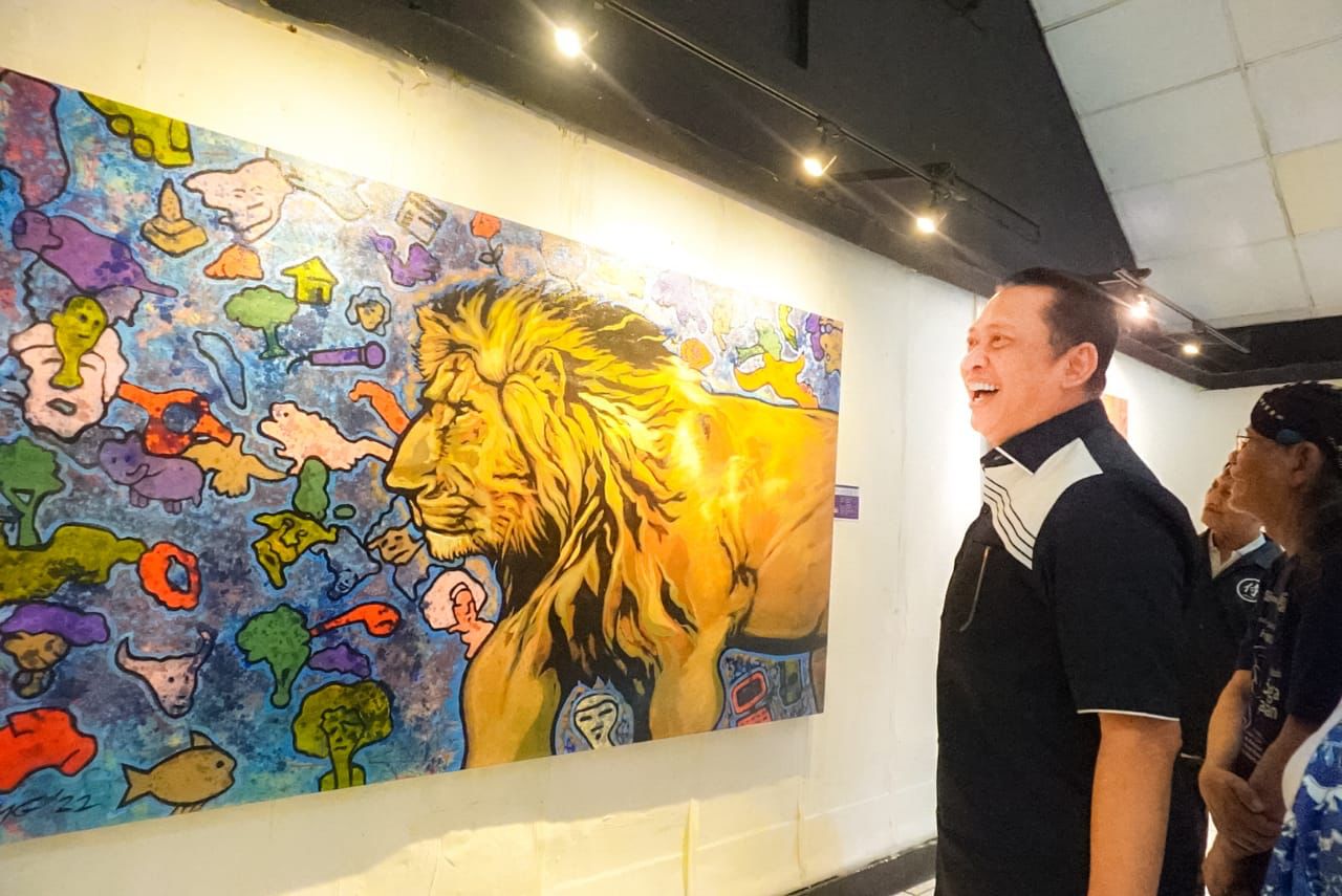 Ketua MPR Bambang Soesatyo melihat pameran lukisan Ireng Halimun