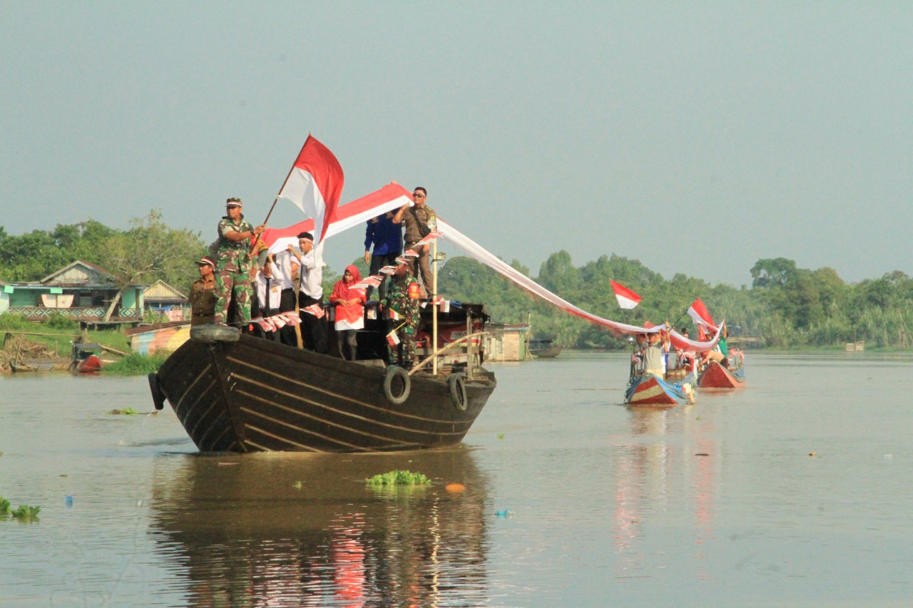 Bendera sepanjang 177 meter terbentang di atas Sungai Lalan, dan membagikan 177 bendera Merah Putih ke masyarakat secara bersamaan.