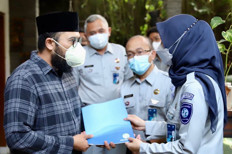 Direktur Operasional Jasa Raharja Dewi Aryani Suzana, menyerahkan santunan kepada ahli waris korban