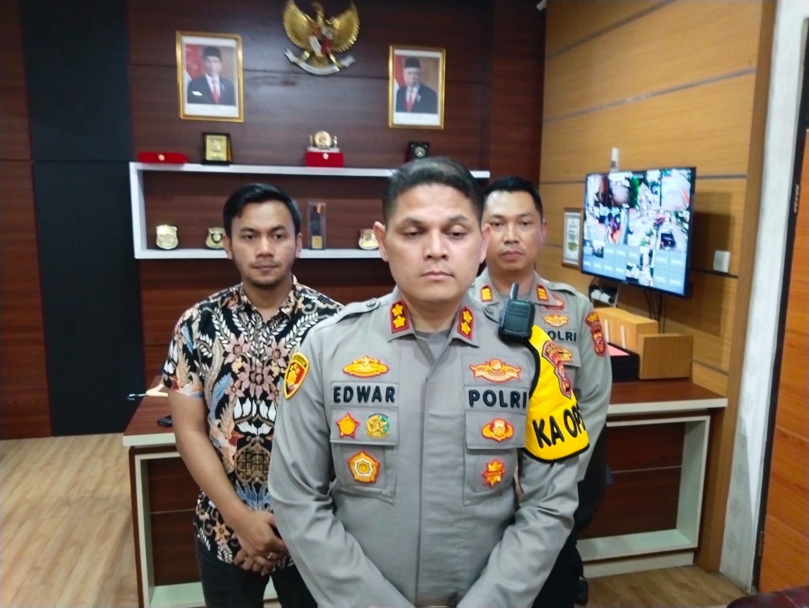 Kapolres Purwakarta AKBP Edwar Zulkarnain saat menjelaskan penangkapan anggota DPRD dari PDIP, Senin (1/8/2022)