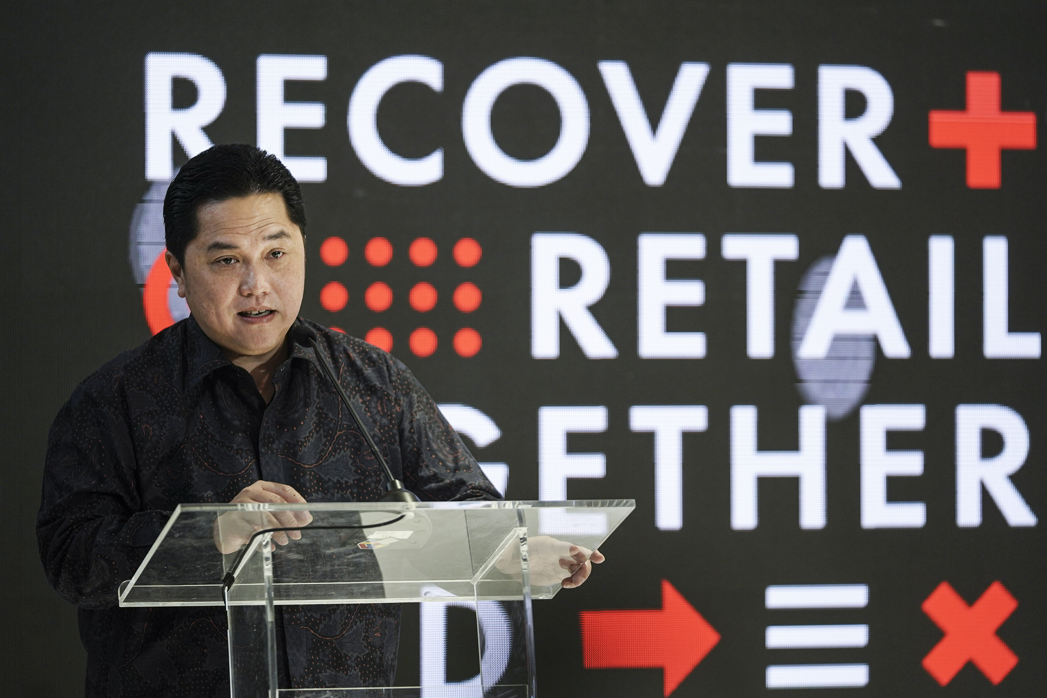 Menteri BUMN Erick Thohir menyampaikan kata sambutan pada Indonesia Retail Summit 2022 di Gedung Sarinah, Jakarta, Senin (15/8).