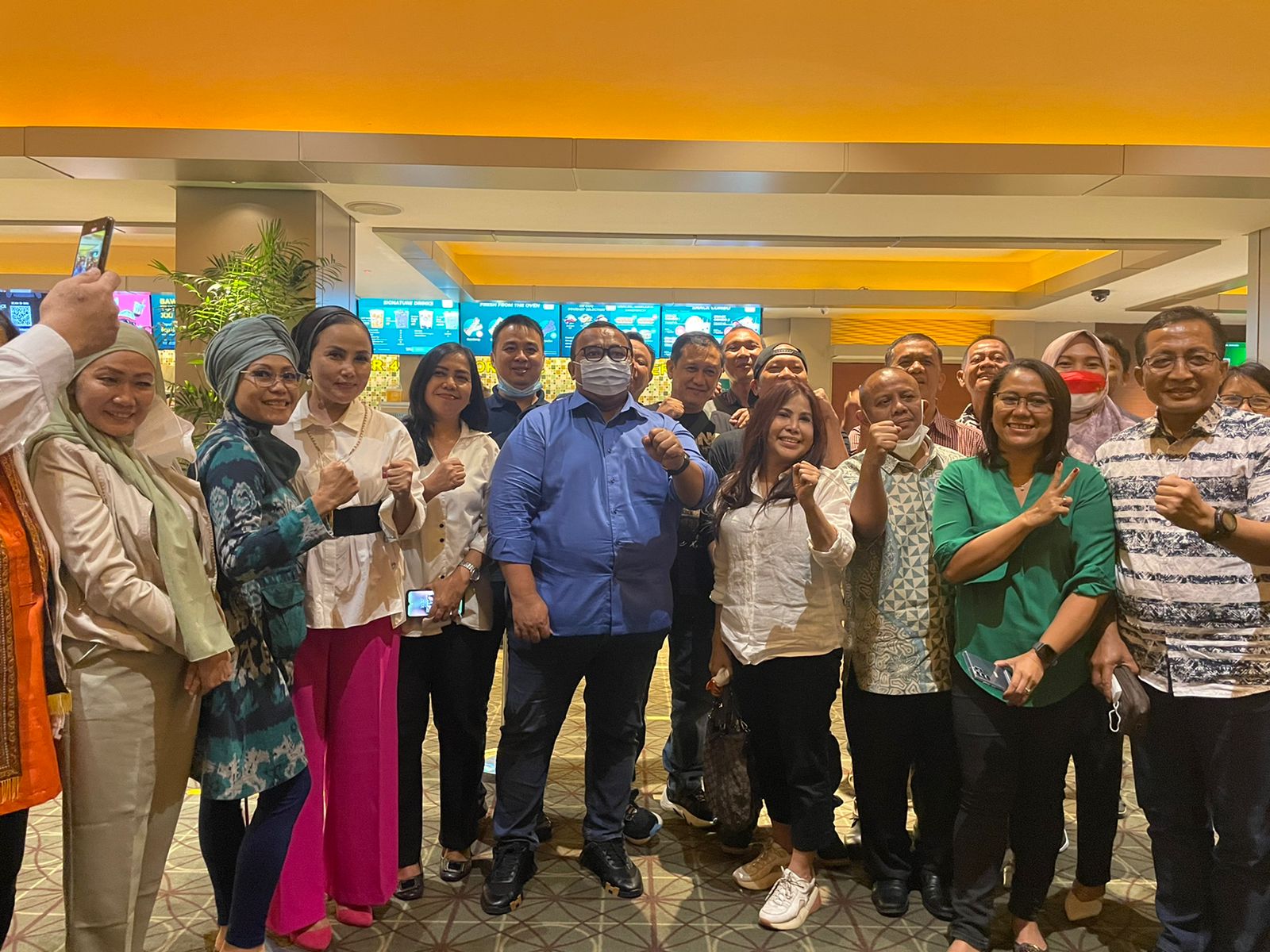 Presiden Konfederasi Serikat Pekerja Seluruh Indonesia (tengah) bersama relawan Jokowi.