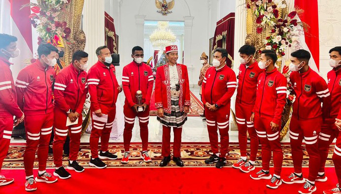 Tim Indonesia U-16 bersama pelatih, Bima Sakti, bertemu Presiden Joko Widodo di Istana Merdeka, Jakarta.