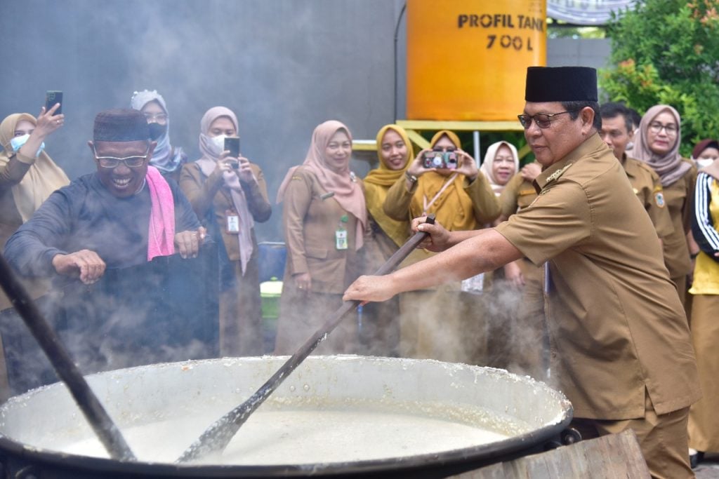 Gubernur Kalimantan Selatan, Sahbirin Noor ikut membantu mengawah yaitu memasak bubur dengan cara mengaduk adonan bubur yang dimasak di dala