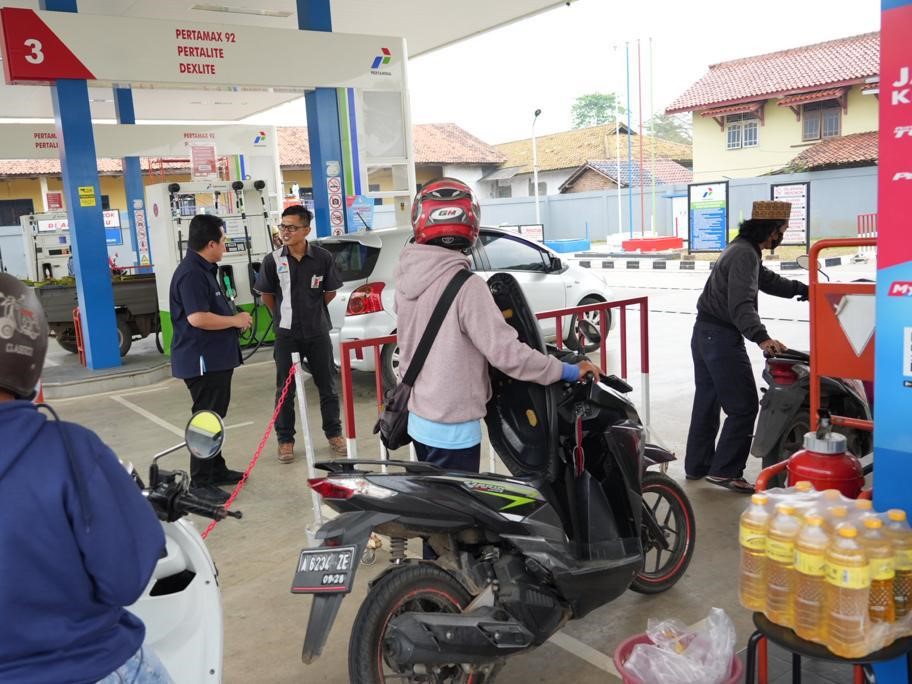 Erick menyempatkan diri melakukan inspeksi mendadak (sidak) ke sejumlah stasiun pengisian bahan bakar umum (SPBU) di Tangerang. 
