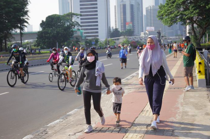 Warga berolahraga di kawasan Jalan Jenderal Sudirman, Jakarta, beberapa waktu lalu.