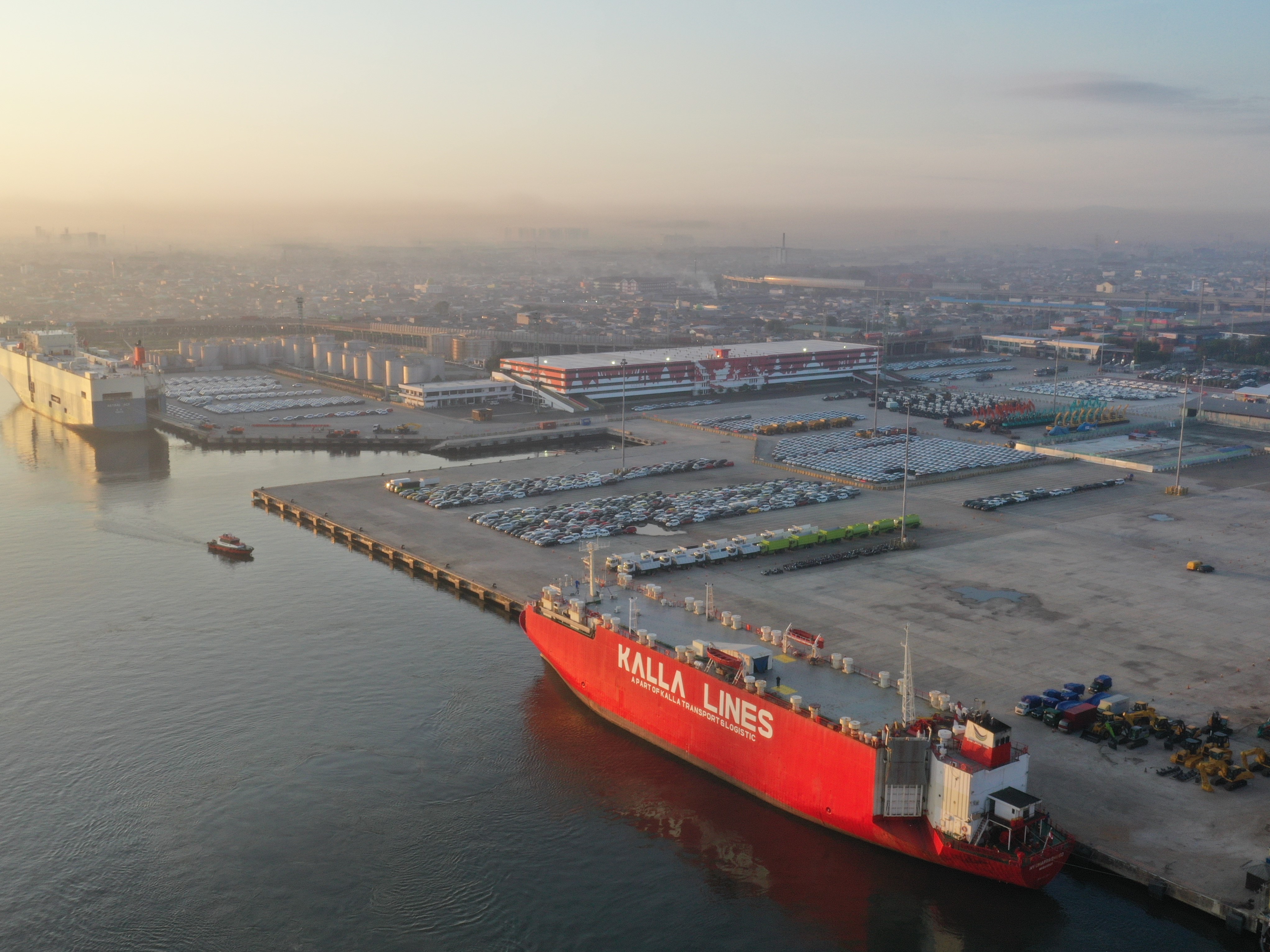 Dermaga IPCC Terminal Kendaraan Tanjung Priok.