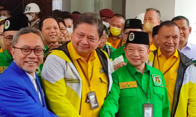 Ketua Umum DPP Partai Golkar Airlangga Hartarto (tengah) bersama Ketum PAN Zulkifli Hasan (kiri) dan Ketua Umum PPP Suharso Monoarfa (kanan)