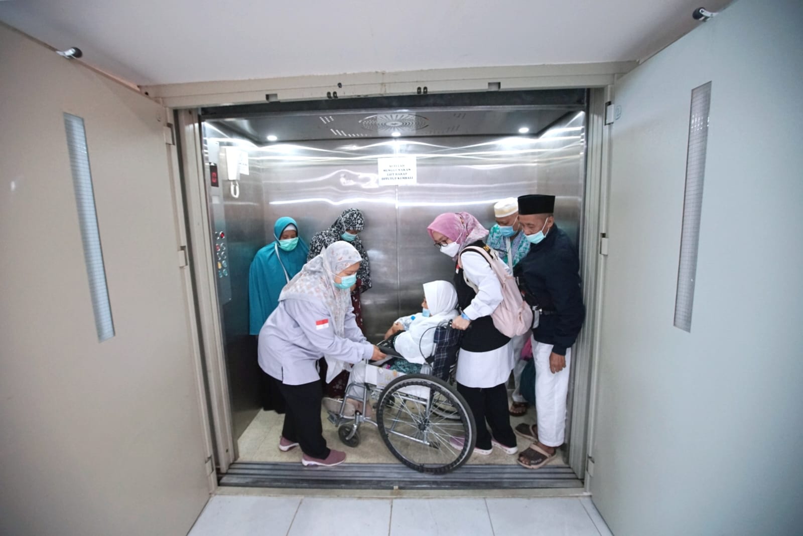 PEMERIKSAAN JEMAAH HAJI: Petugas membantu jemaah haji usai melakukan pemeriksaan kondisi kesehatan di KKHI, Madinah, Arab Saudi.