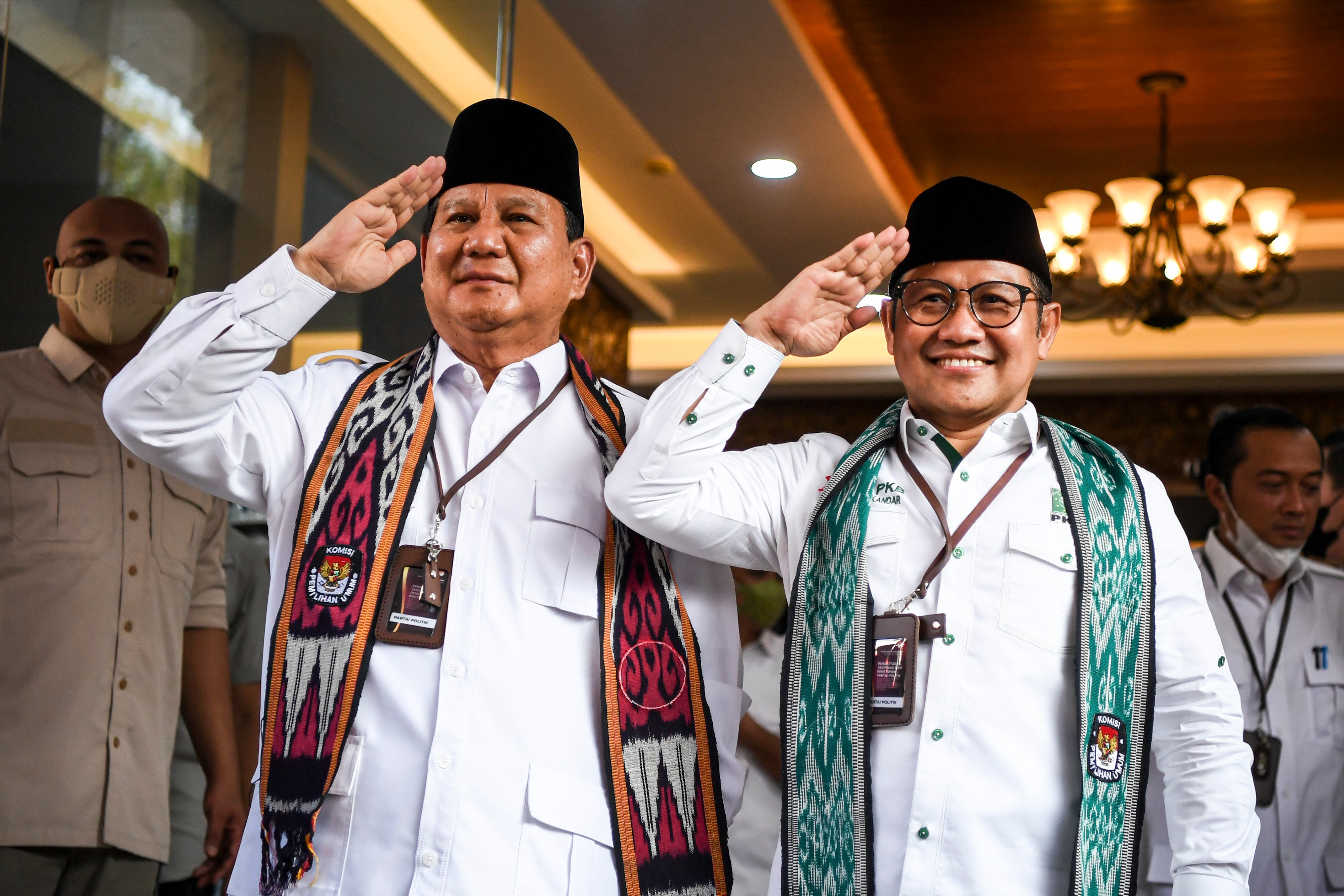 Ketua Umum Partai Gerindra Prabowo Subianto (kiri) bersama Ketua Umum Partai Kebangkitan Bangsa (PKB) Muhaimin Iskandar