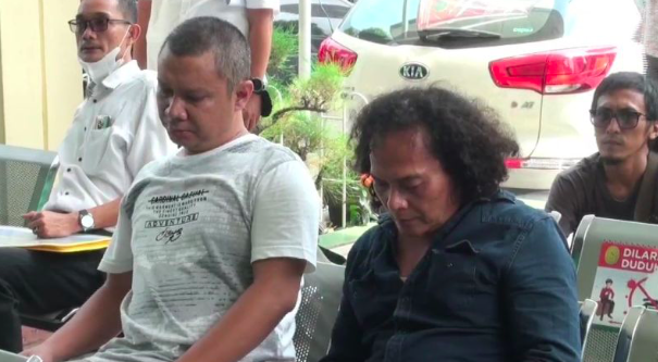 Deolipa Yumara (baju hitam), mantan penasihat hukum Bharada E,