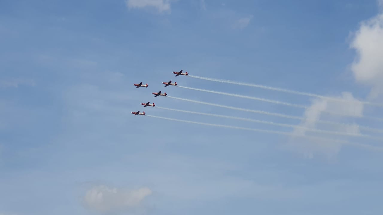  Tim Jupiter Aerobatic Team (JAT) menampilkan atraksi dalam rangka Airmen Gathering 2022, di Yogyakarta, Kamis (25/8).