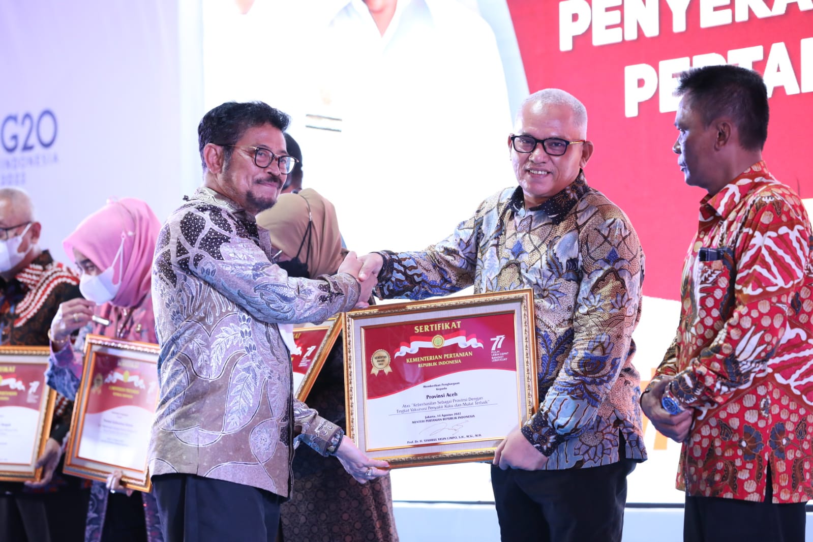 Mentan SYL memberikan penghargaan pertanian