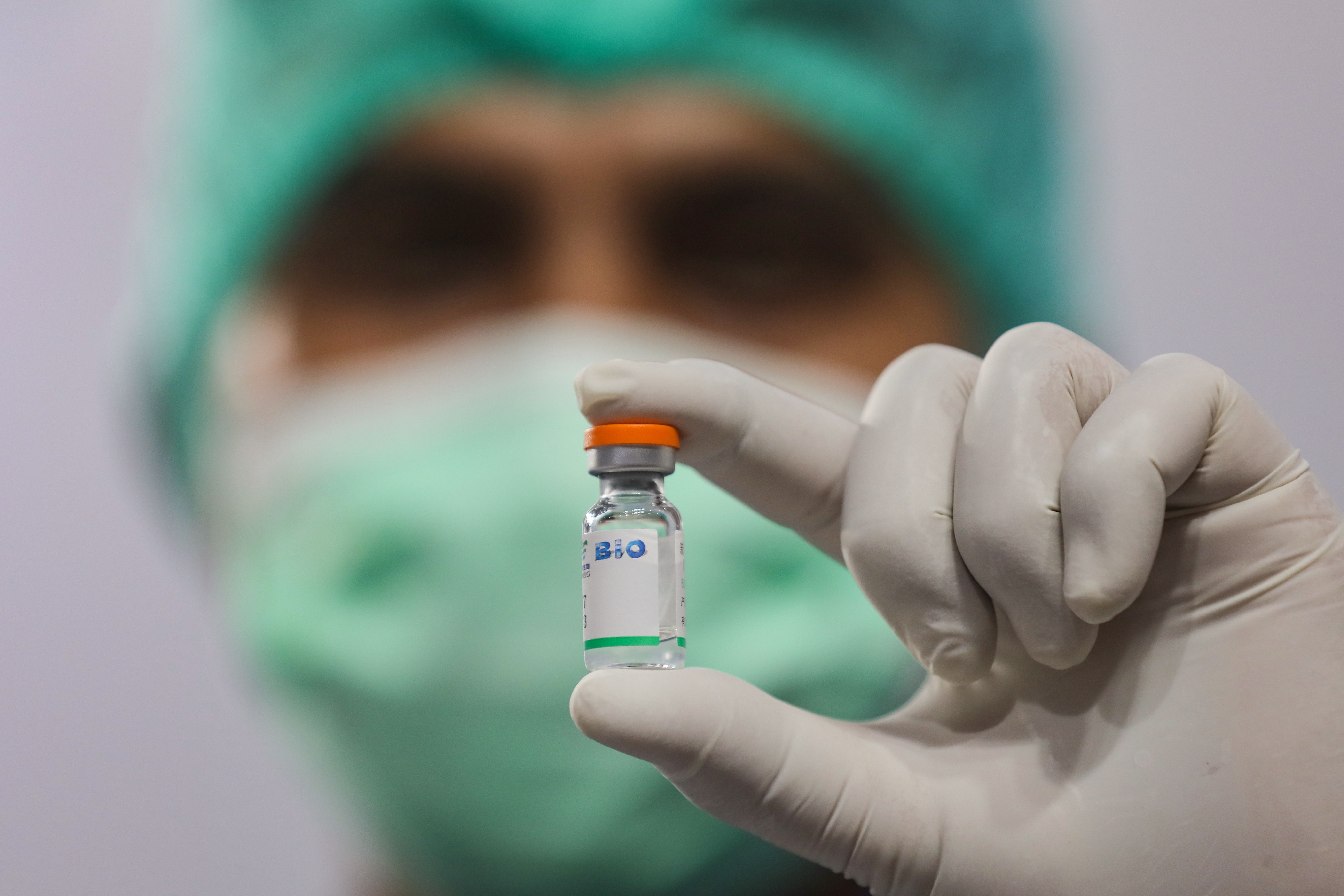 Ilustrasi--Nakes menunjukkan vaksin covid-19 di Sentra Vaksinasi Gotong Royong Perbanas, di Lapangan Tenis Indoor Senayan, Jakarta.