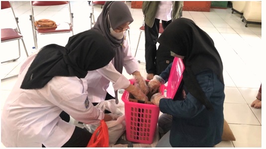 Proses pembuatan kompos dengan metode Takakura.