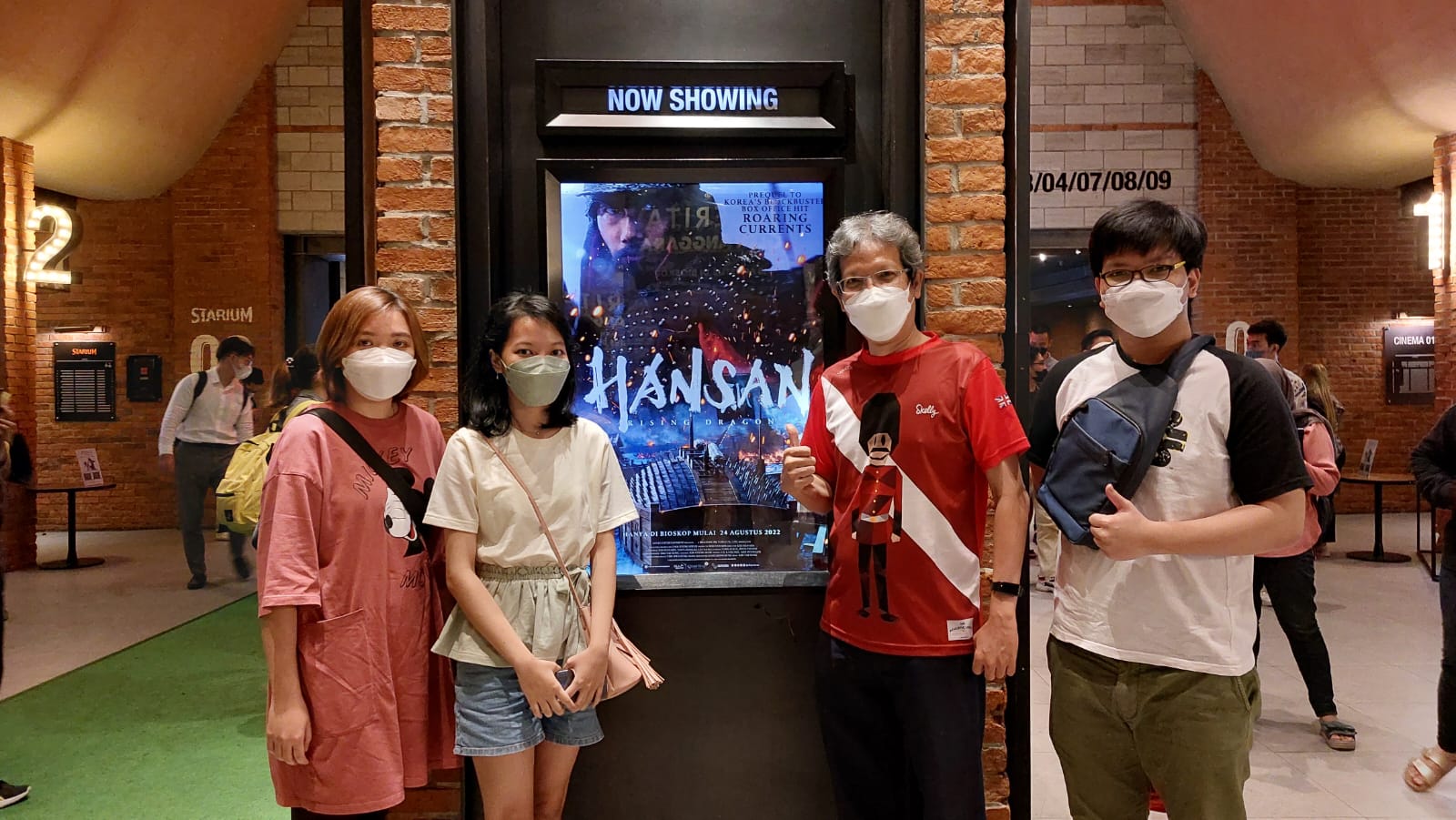Sejumlah penonton berpose di dekat poster film Hansan: Rising Dragon.