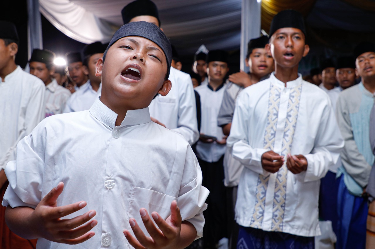 Alunan salawat dan doa untuk Indonesia yang aman dan damai bergaung di Pondok Pesantren Nurul Amal, Desa Karoya, Tegalwaru, Kabupaten Pur