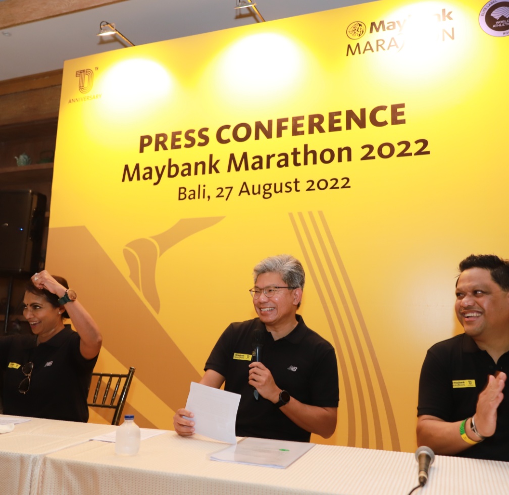  Khairussaleh Ramli, Group President & Chief Executive Officer Maybank (tengah) memberi keterangan di Nusa Dua Bali, Sabtu (27/8/2022)