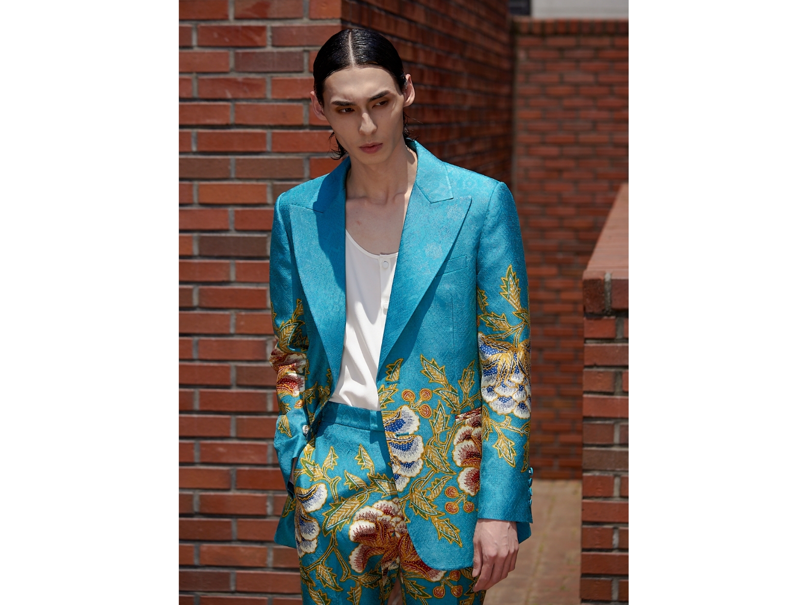 Koleksi resort 2023 dari Iwan Tirta Private Collection yang berkolaborasi dengan Kim Soe Ryong.