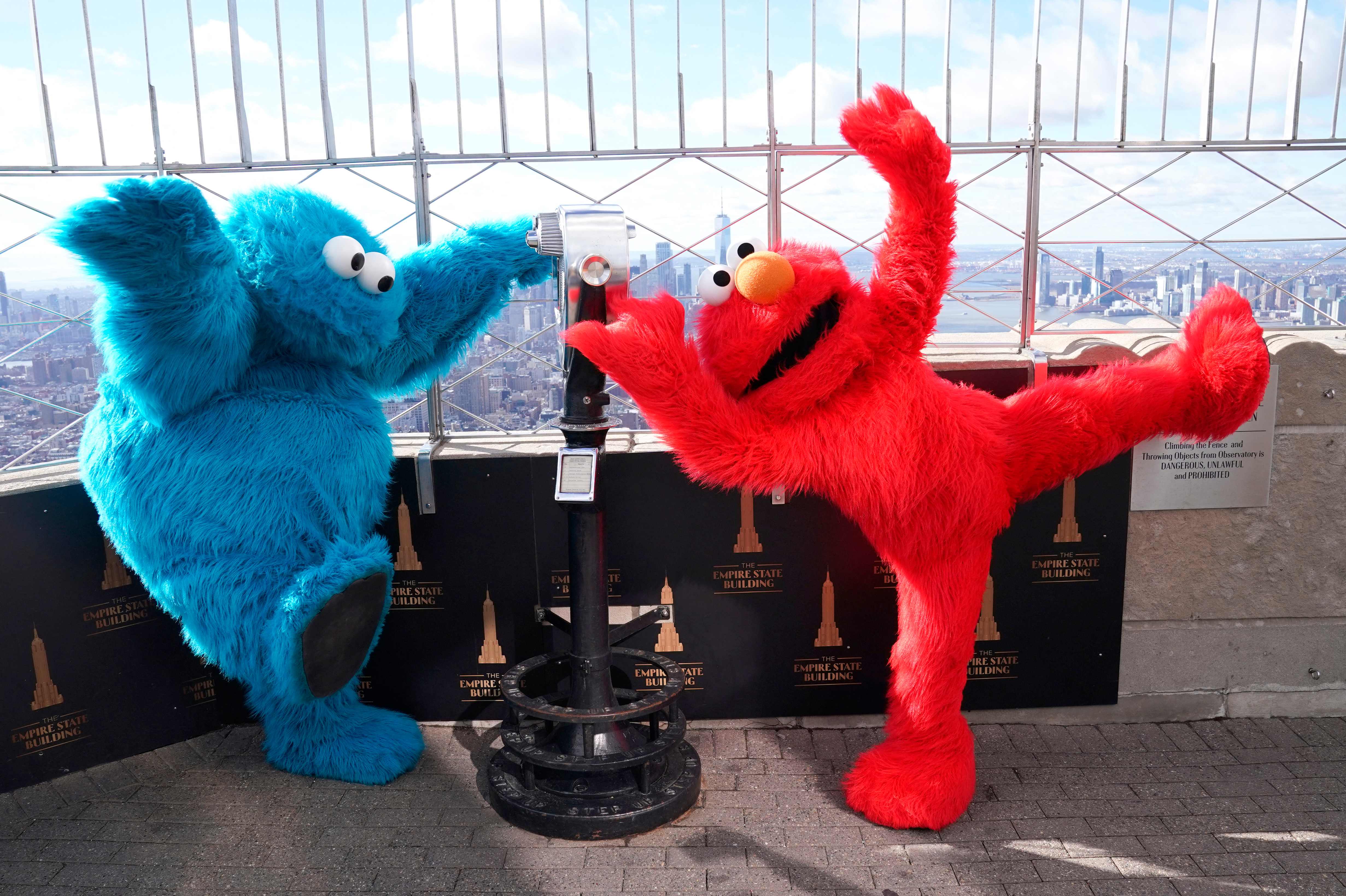 Karakter Sesame Street Cookie Monster dan Elmo berada di Empire State Building mempromosikan Sesame Street Live! Let’s Party!