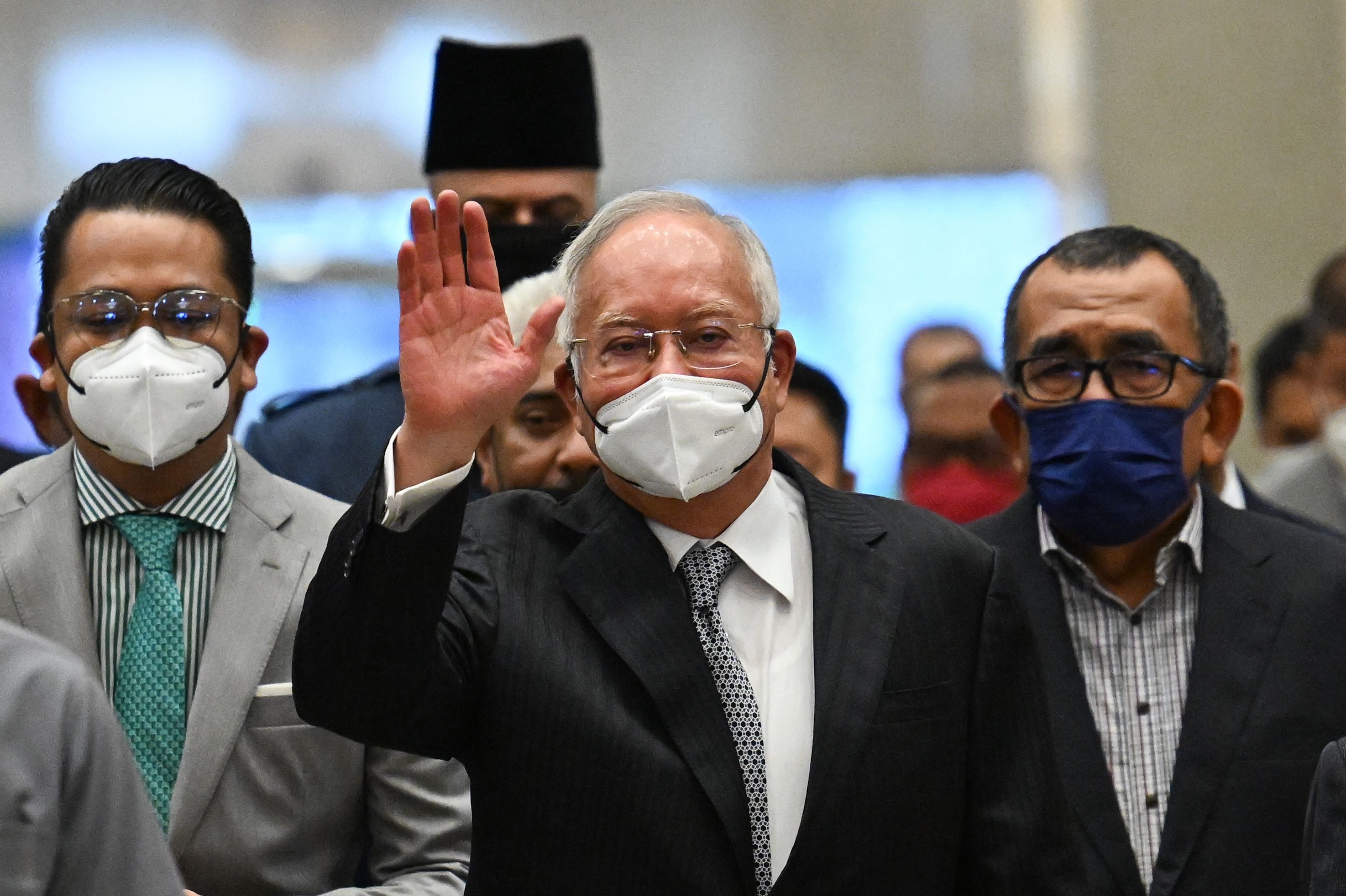 Mantan PM Malaysia Najib Razak (tengah)